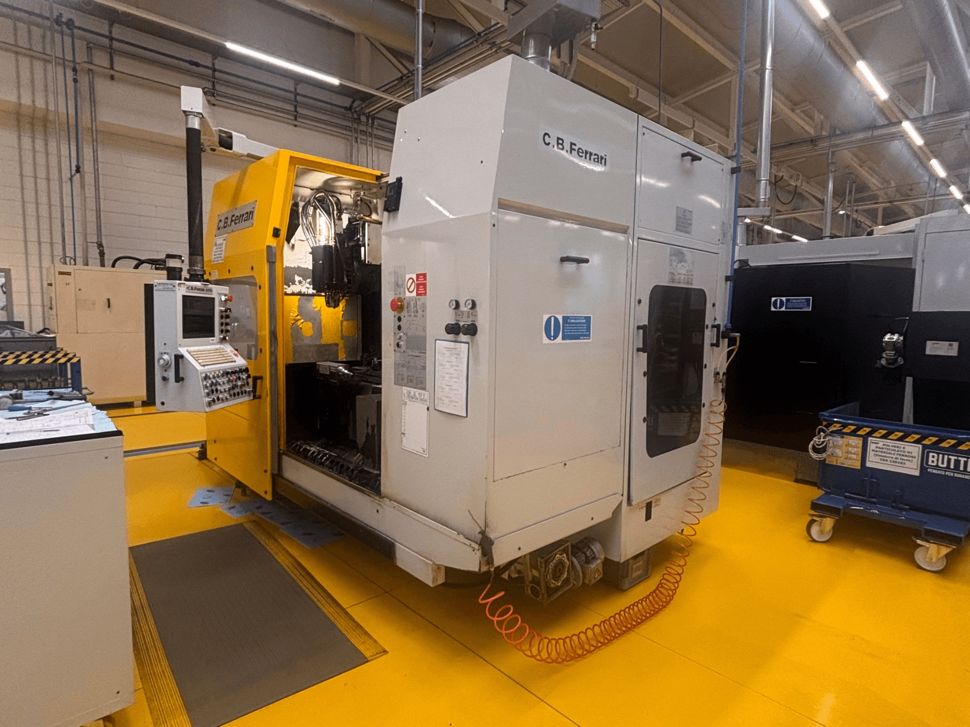 Centro di lavoro verticale C.B. Ferrari A175 in un ambiente di fabbrica, vista frontale con pannello di controllo e porta di accesso aperta visibili.