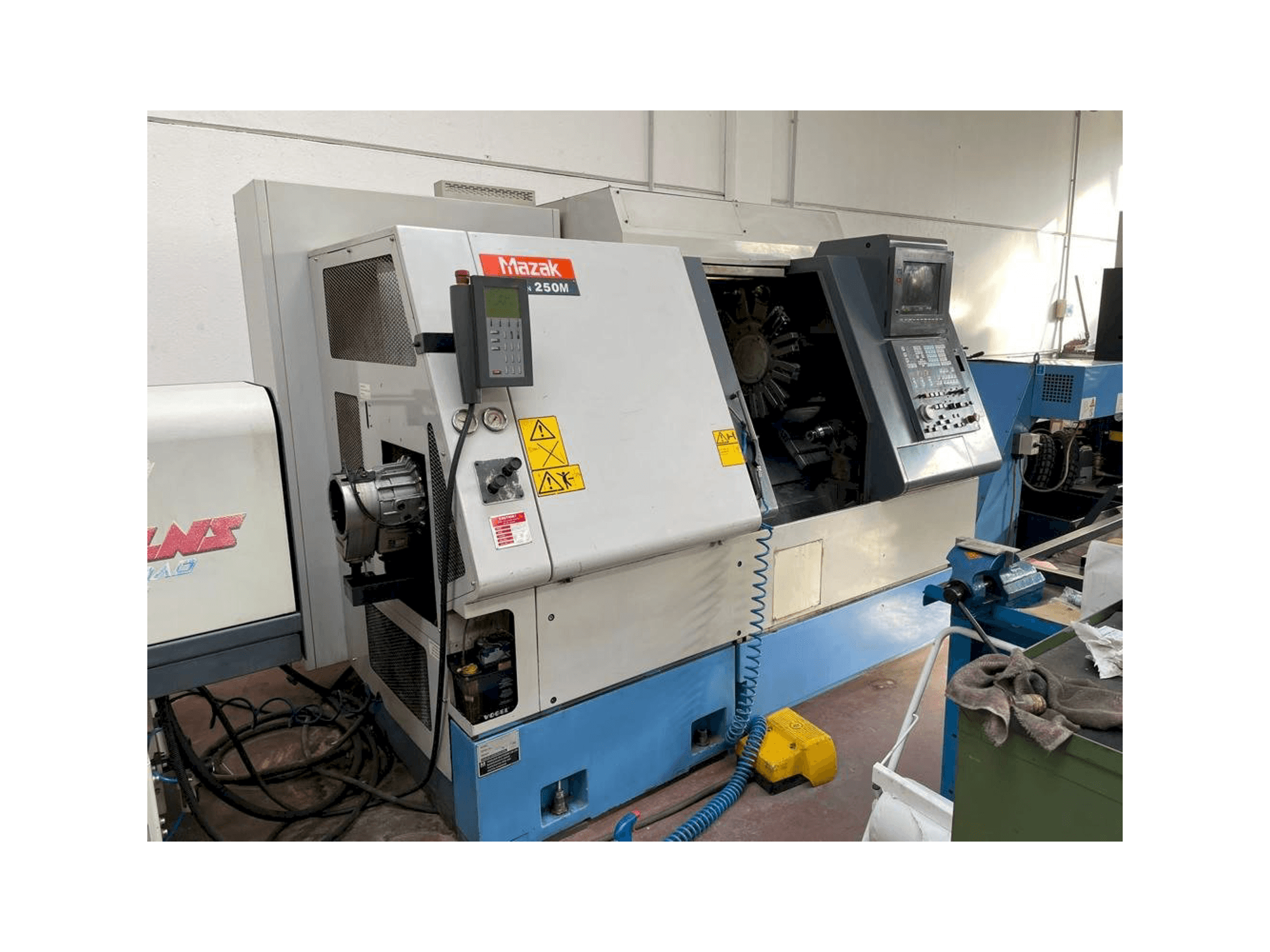 Vista frontale della macchina Mazak SQT 250M