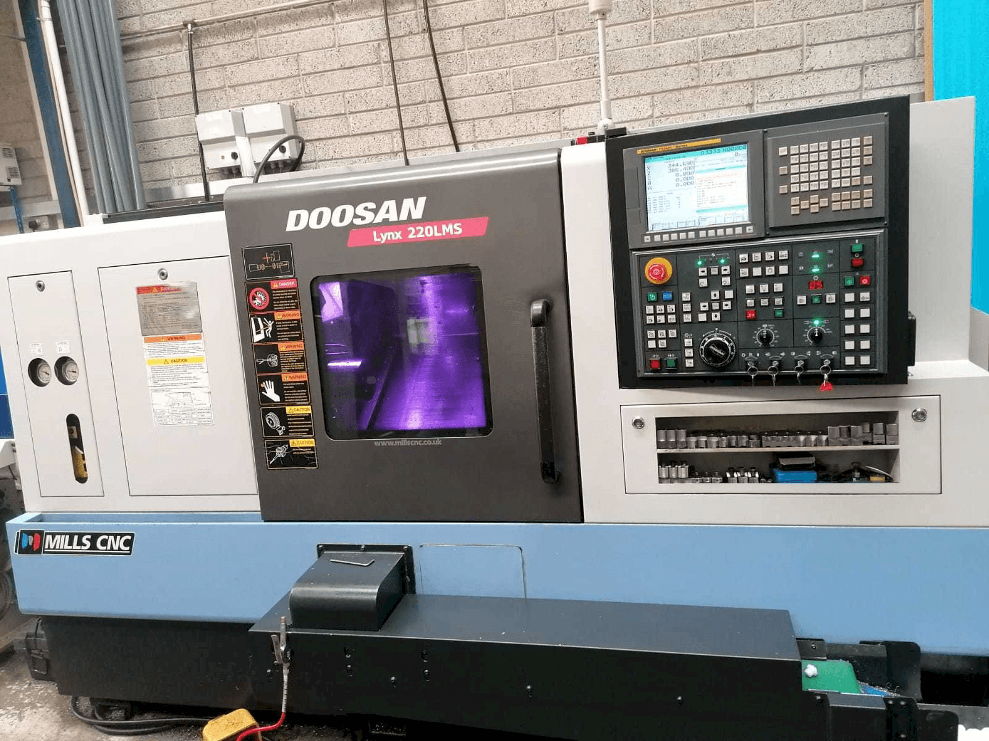 Vista frontale della macchina Doosan Lynx 220LMSA