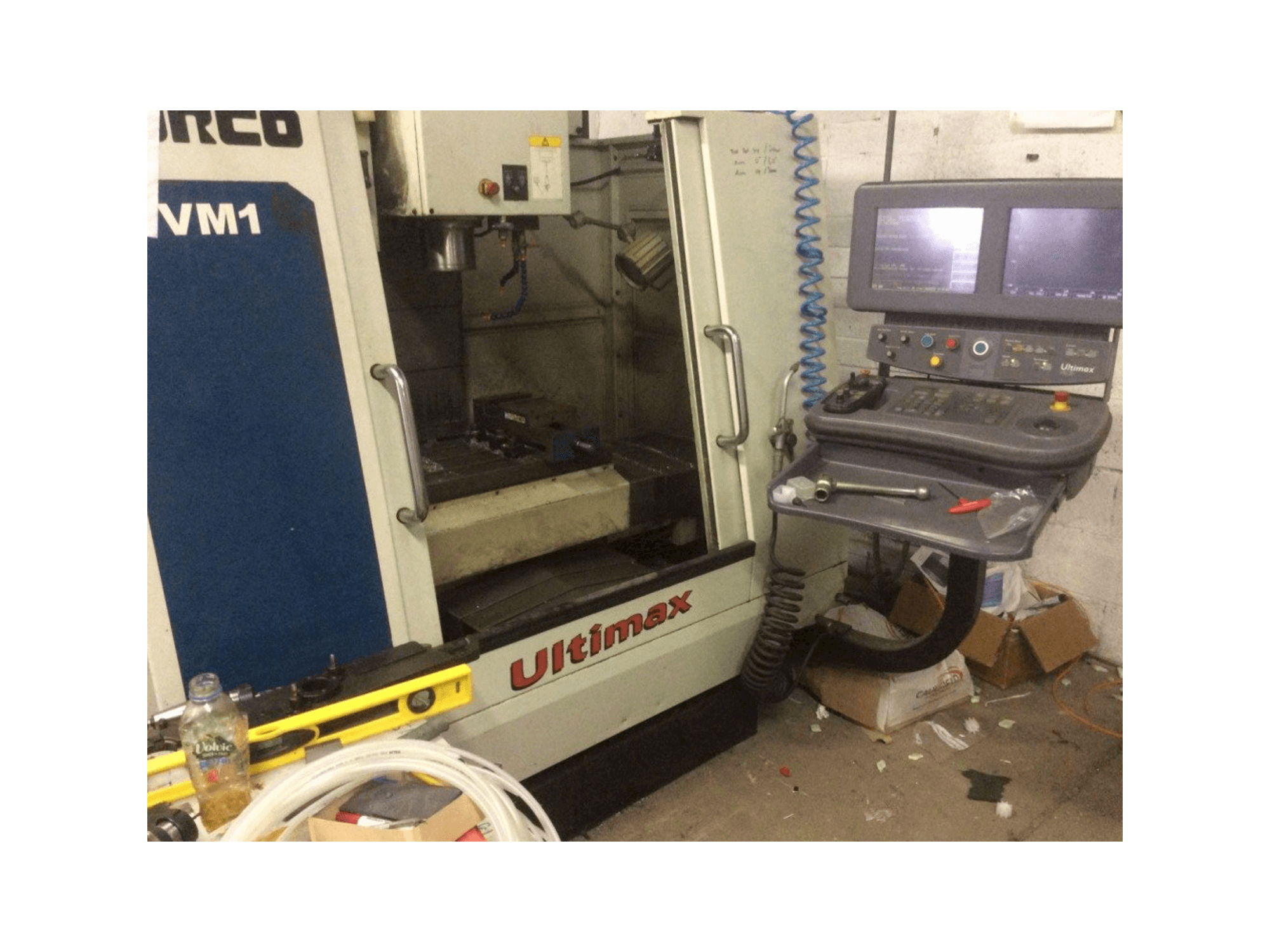 Vista frontale della macchina Hurco VM 1