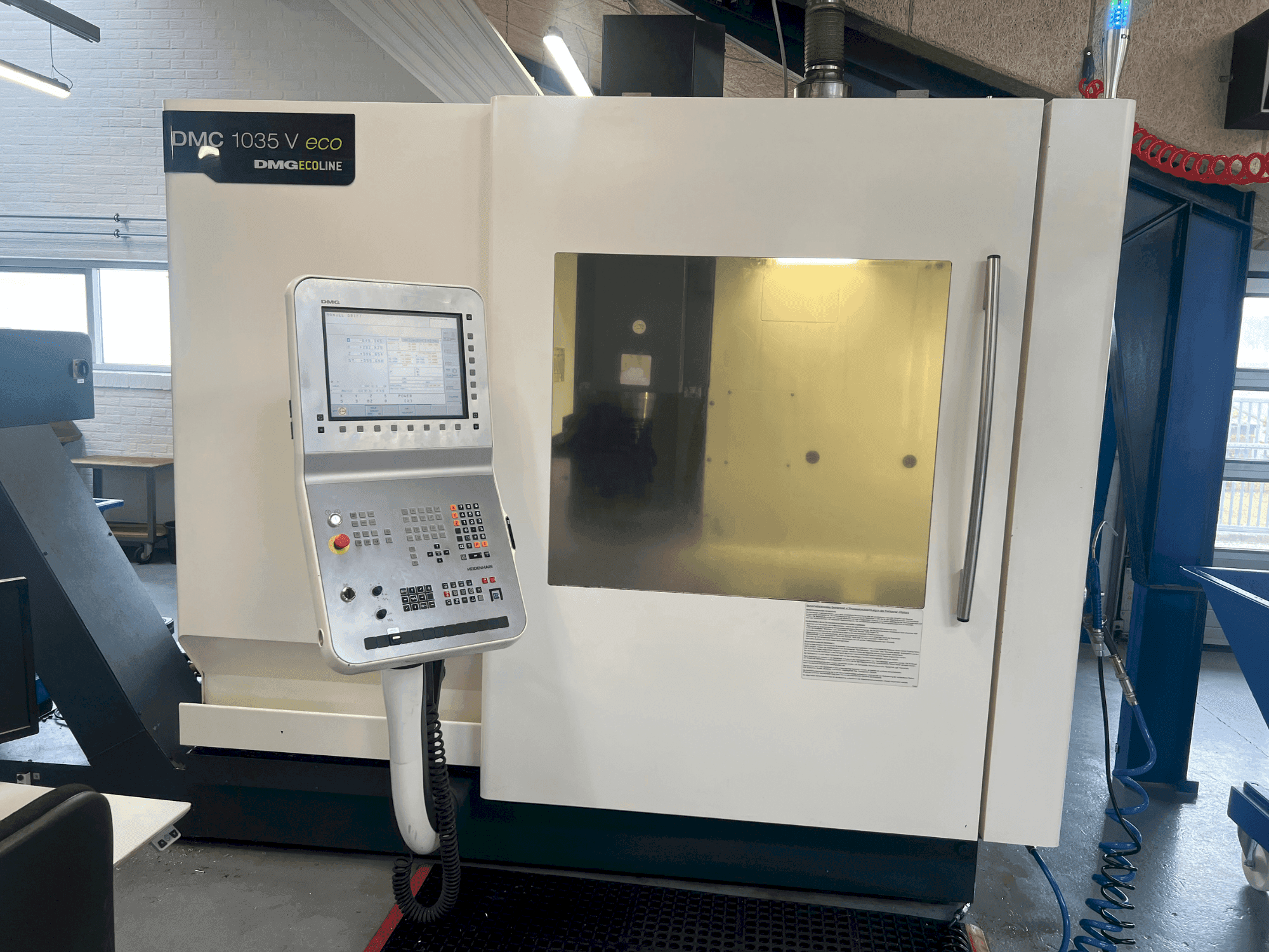 Vista frontale della macchina DMG MORI DMC 1035V eco