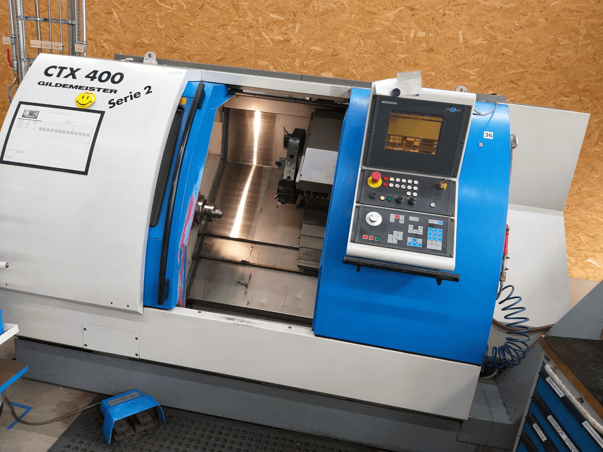 Tornio orizzontale Gildemeister CTX 400 Serie 2, vista frontale che mostra il pannello di controllo e l'interno della macchina aperto.