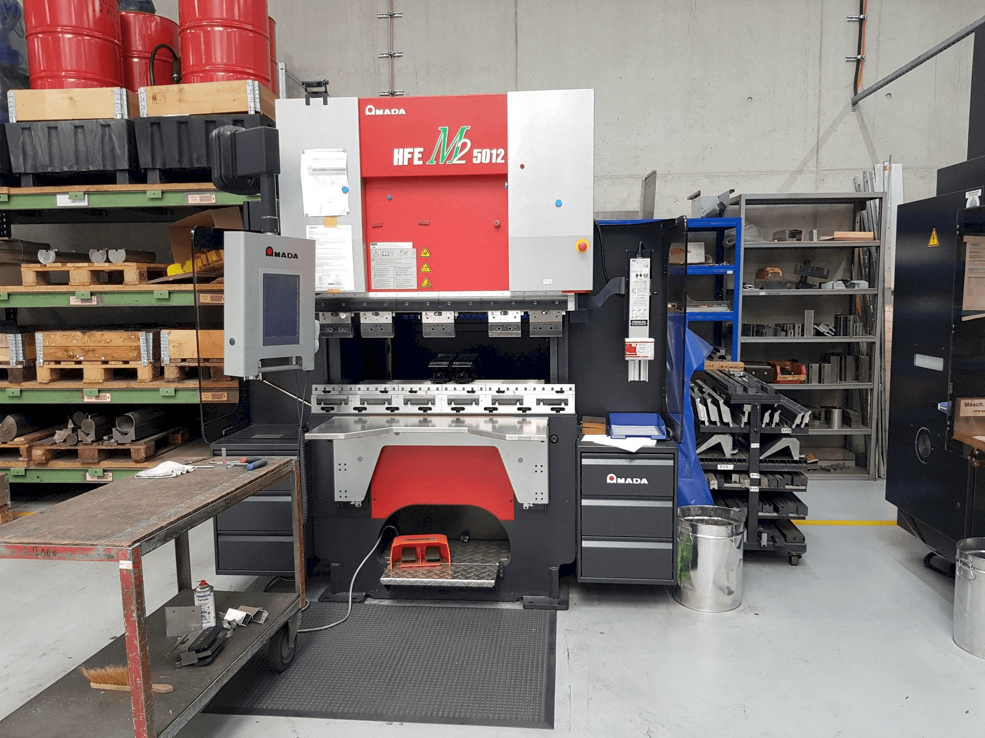 Vista frontale della macchina AMADA HFE M2 5012