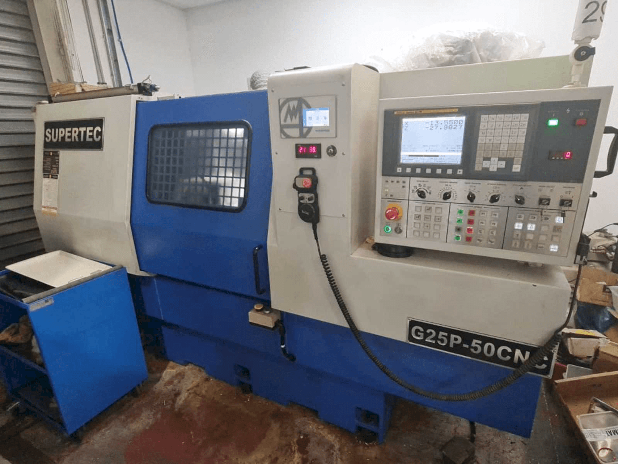 Vista frontale della macchina Supertec G25P-500CNC