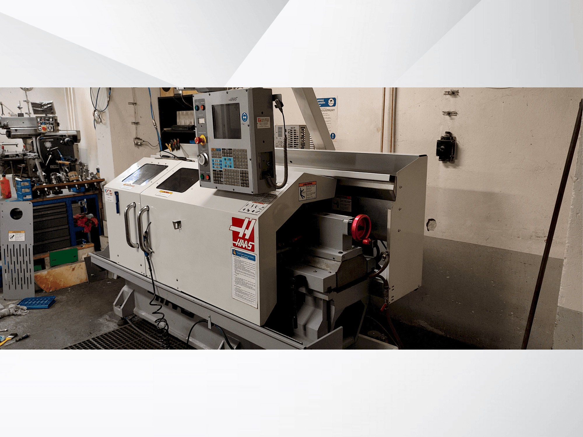 Vista frontale della macchina HAAS TL-2HE