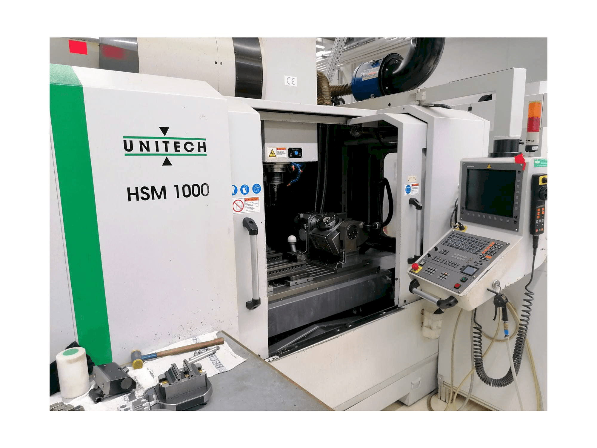 Vista frontale della macchina UNITECH HSM1000