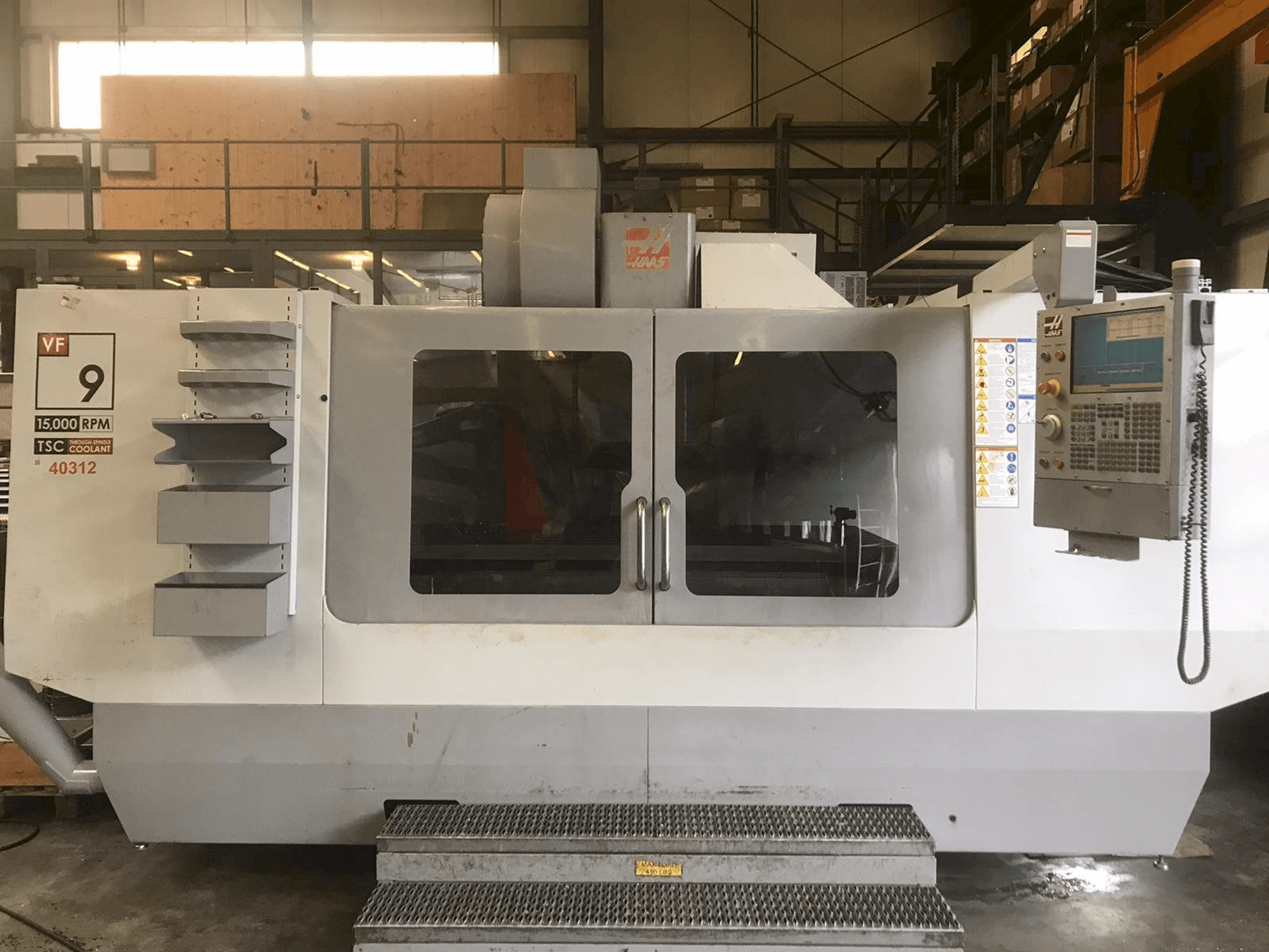 Vista frontale della macchina HAAS VF-9