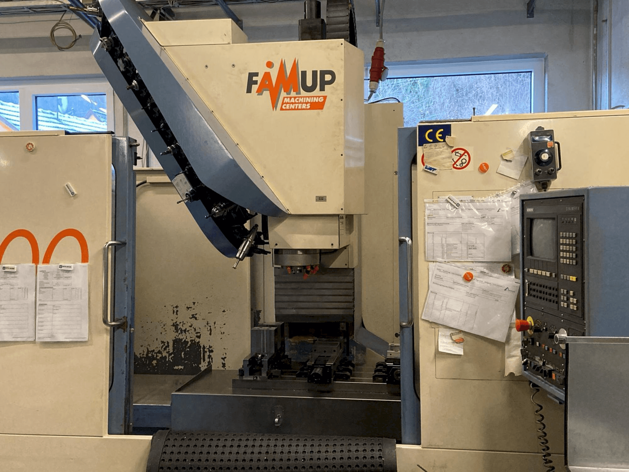 Vista frontale della macchina FAMUP MCX1000