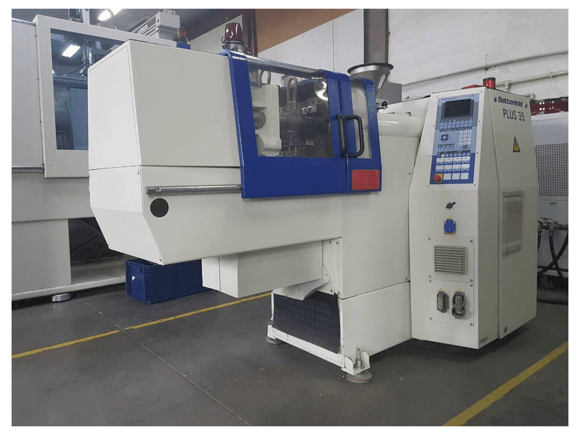 Vista frontale della macchina Battenfeld PLUS 35/75