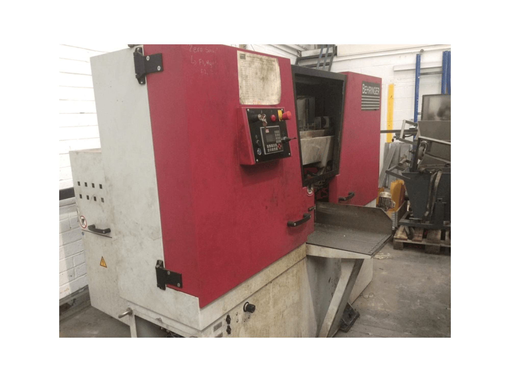 Vista frontale della macchina Behringer HBE261 A