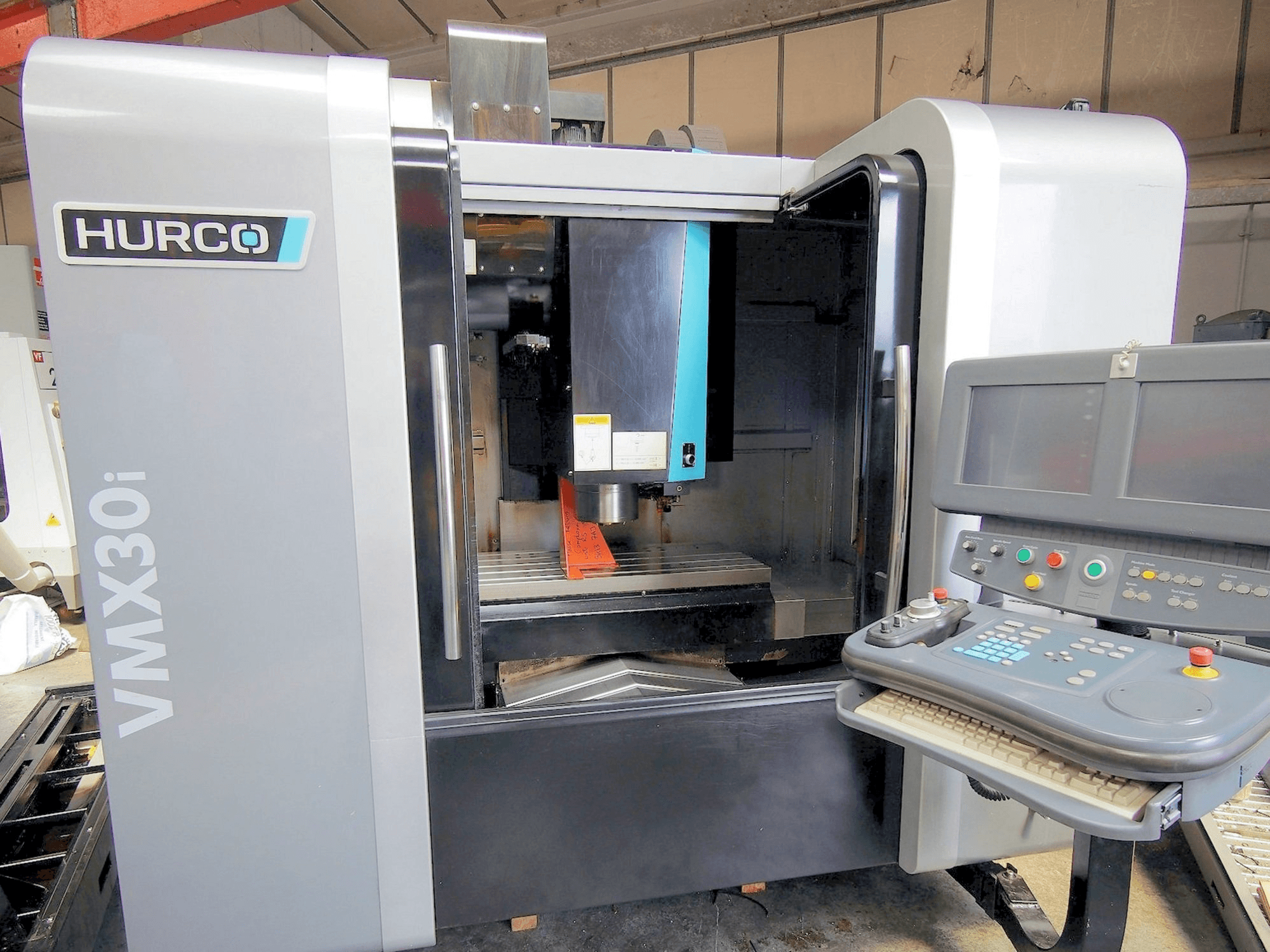 Vista frontale della macchina Hurco VMX 30i