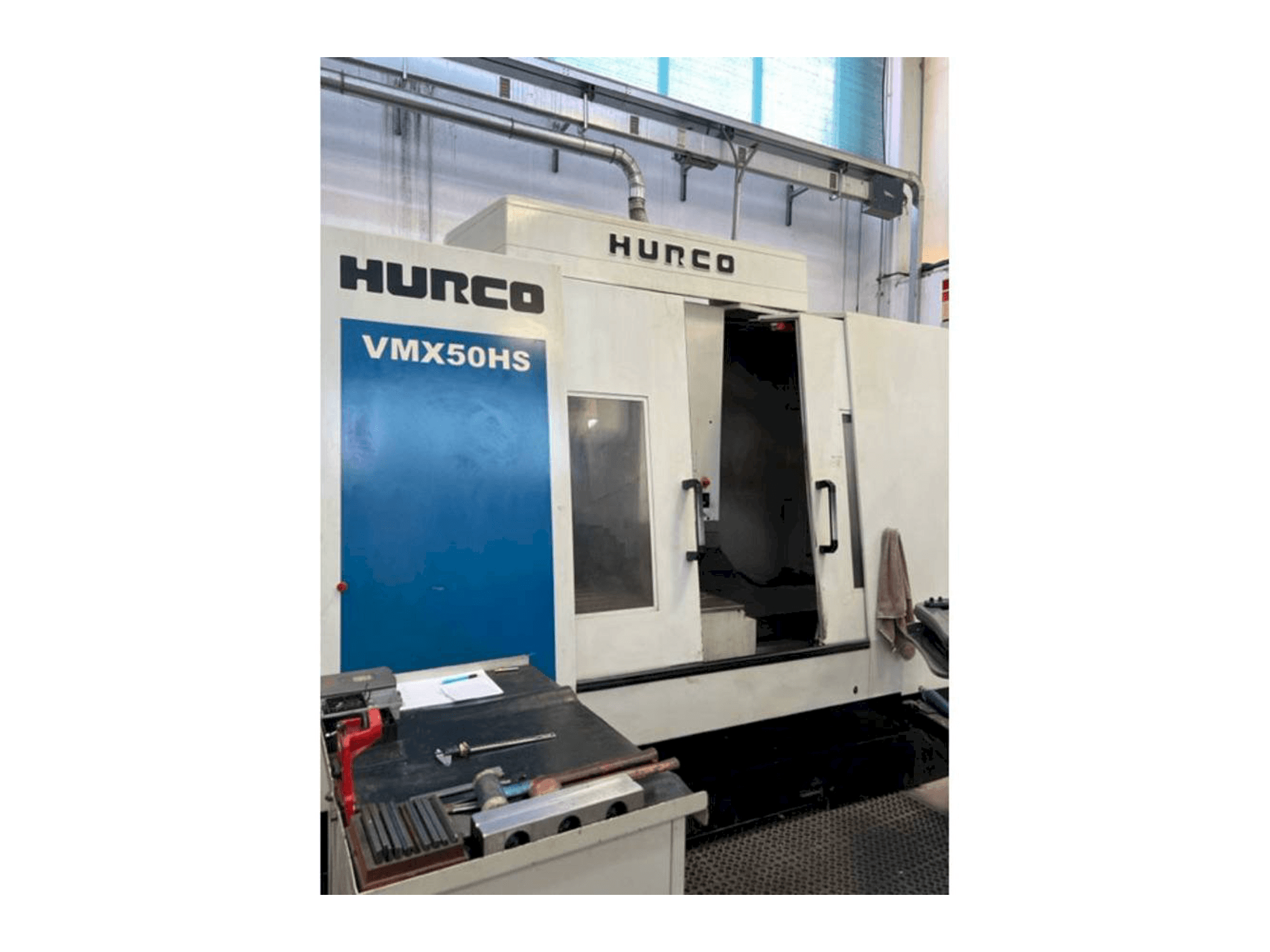 Vista frontale della macchina Hurco VMX 50 HS