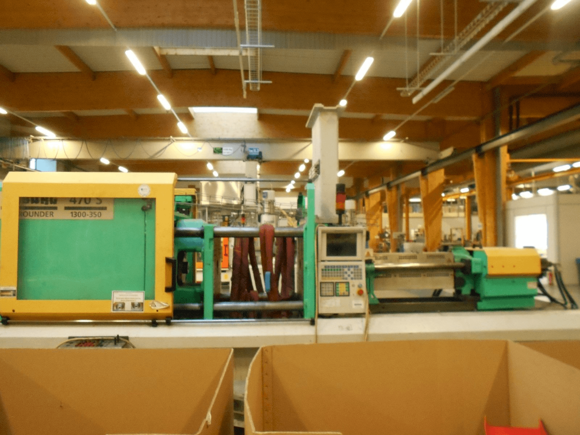 Vista frontale della macchina Arburg Allrounder 470 S 1300-350