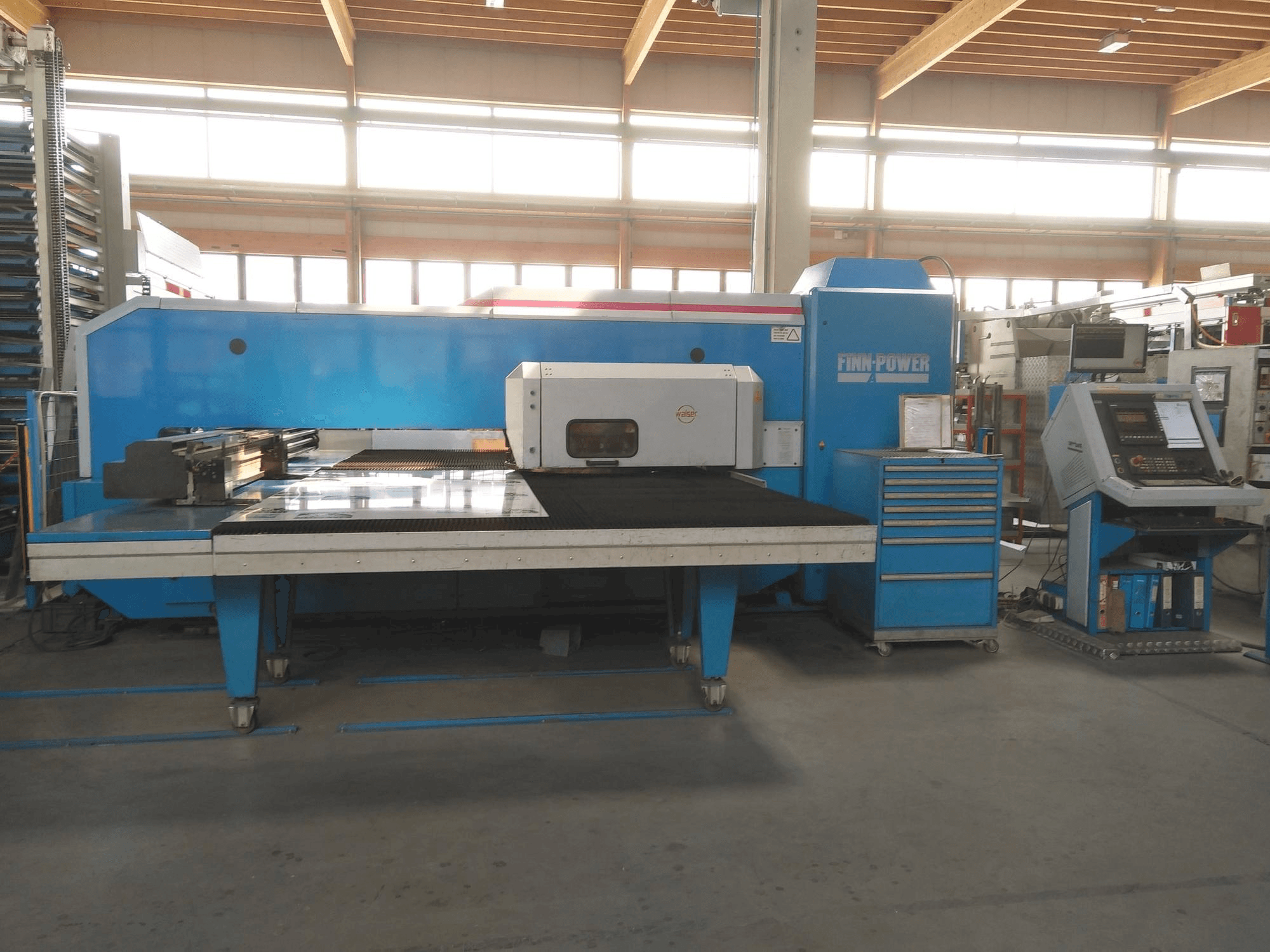 Vista frontale della macchina Finn-Power A5-20SB