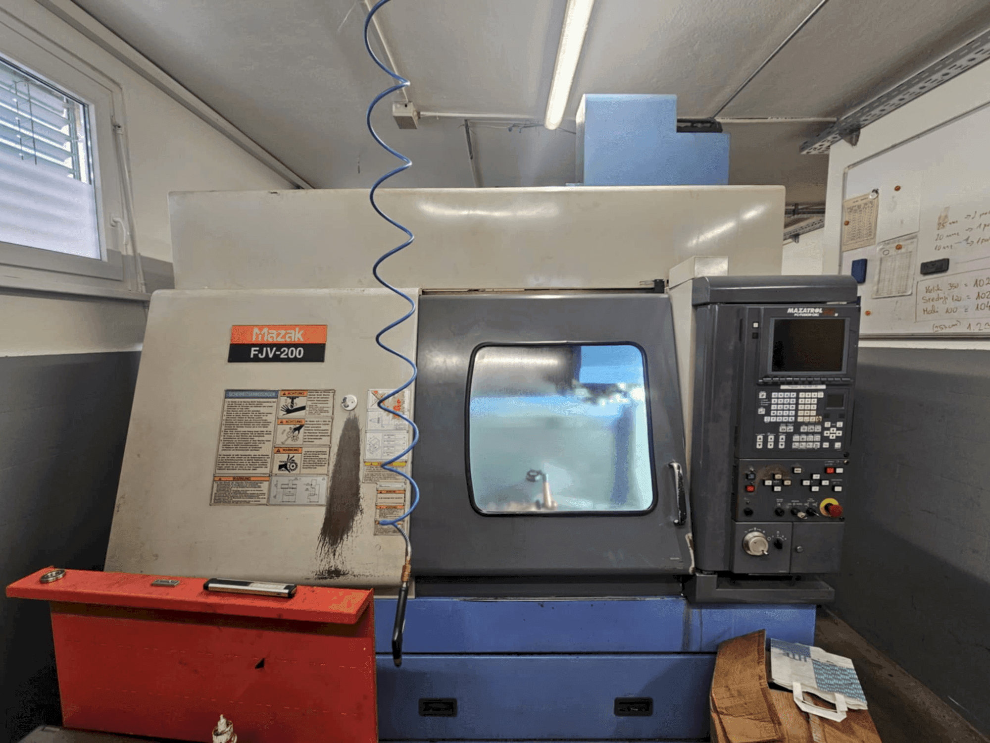 Vista frontale della macchina Mazak fjv 200