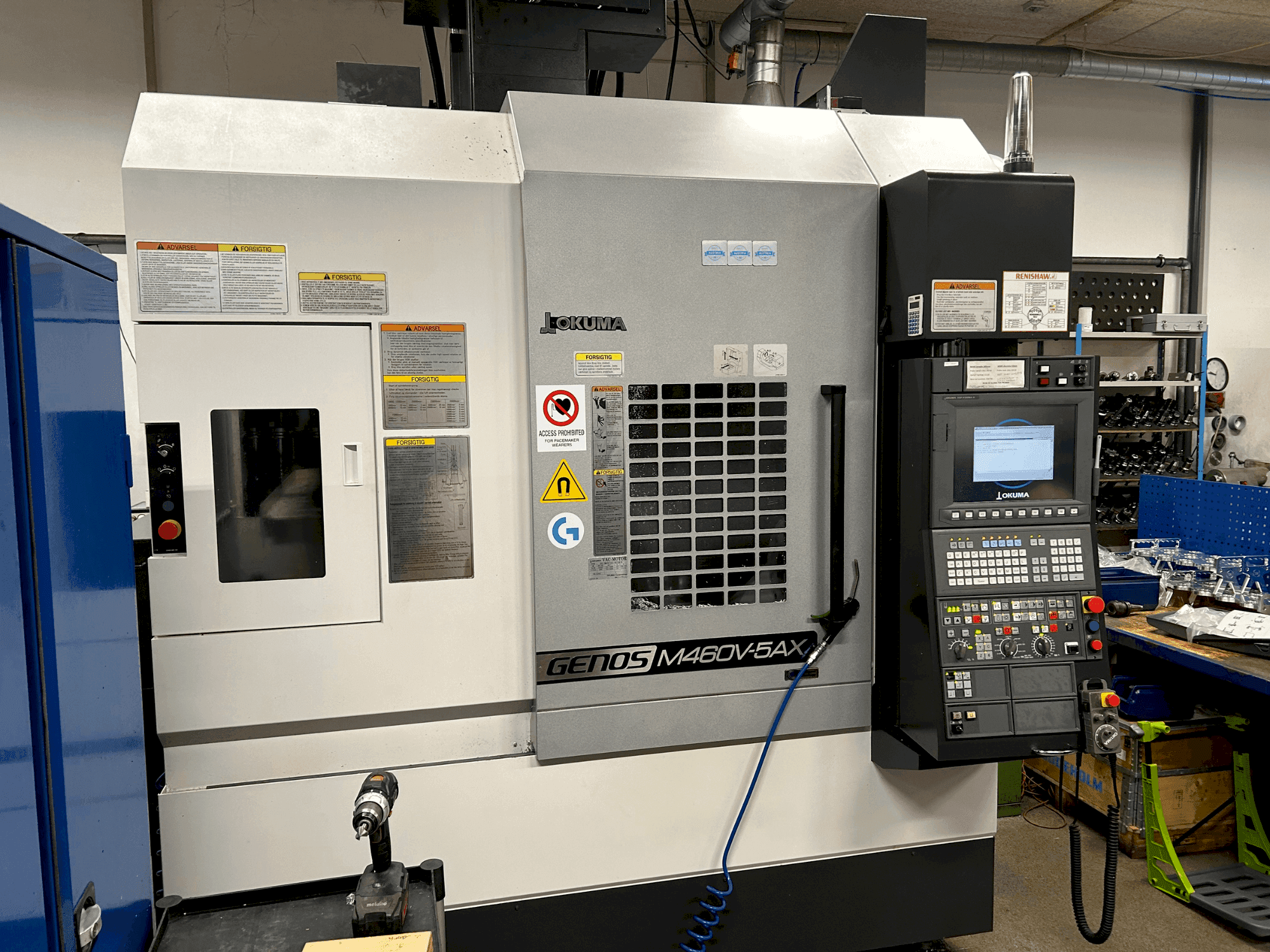 Vista frontale della macchina Okuma GENOS M460V-5AX