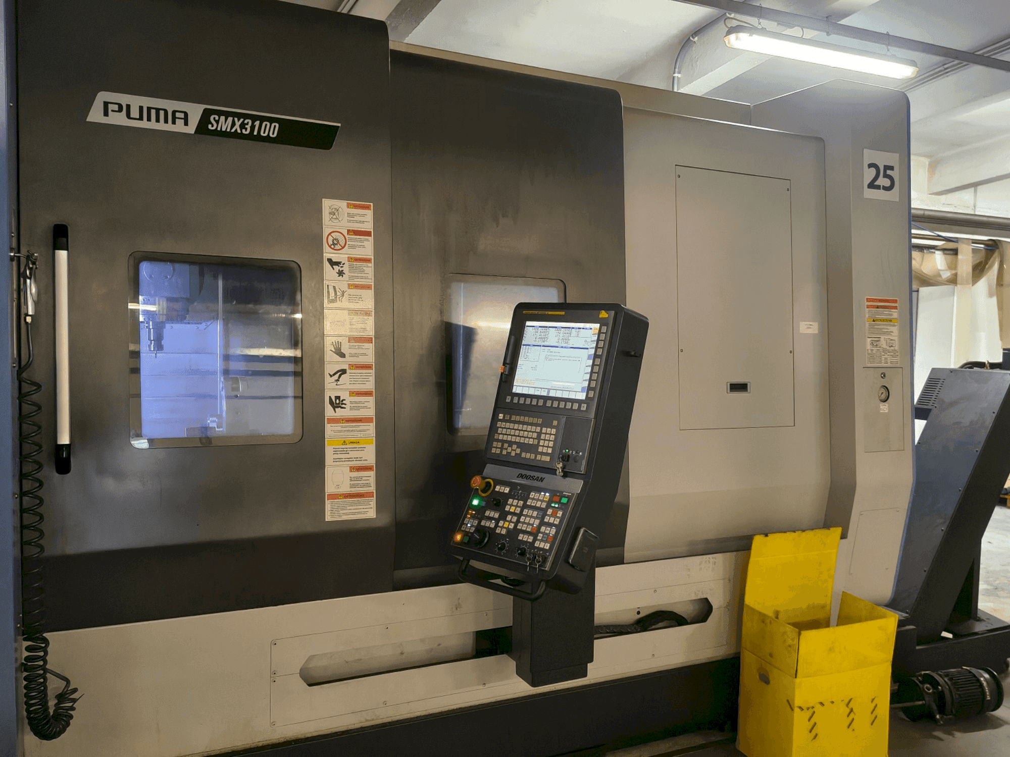 Vista frontale della macchina DOOSAN SMX 3100