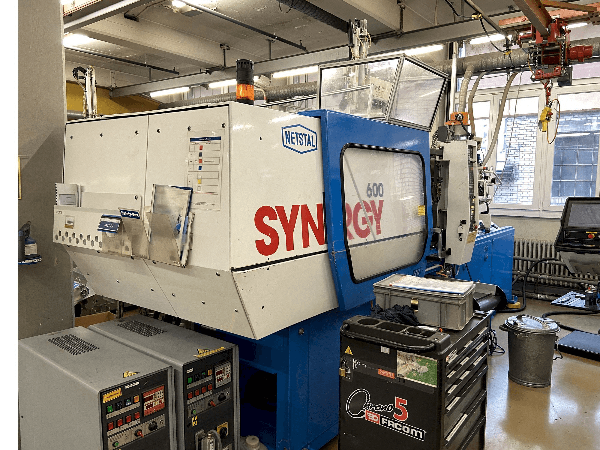 Vista frontale della macchina Netstal SYNERGY 600-110