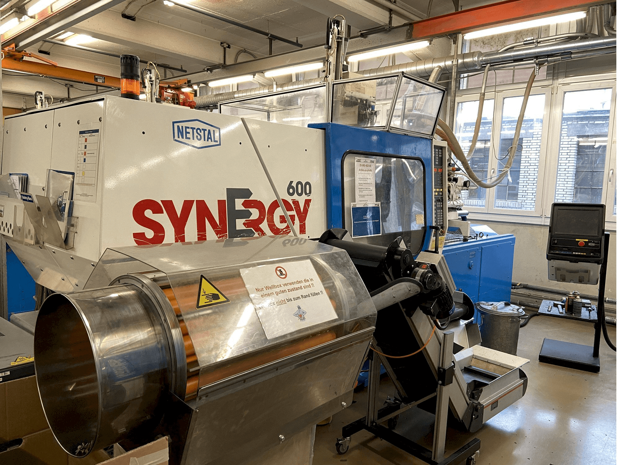 Vista frontale della macchina Netstal SYNERGY 600-60
