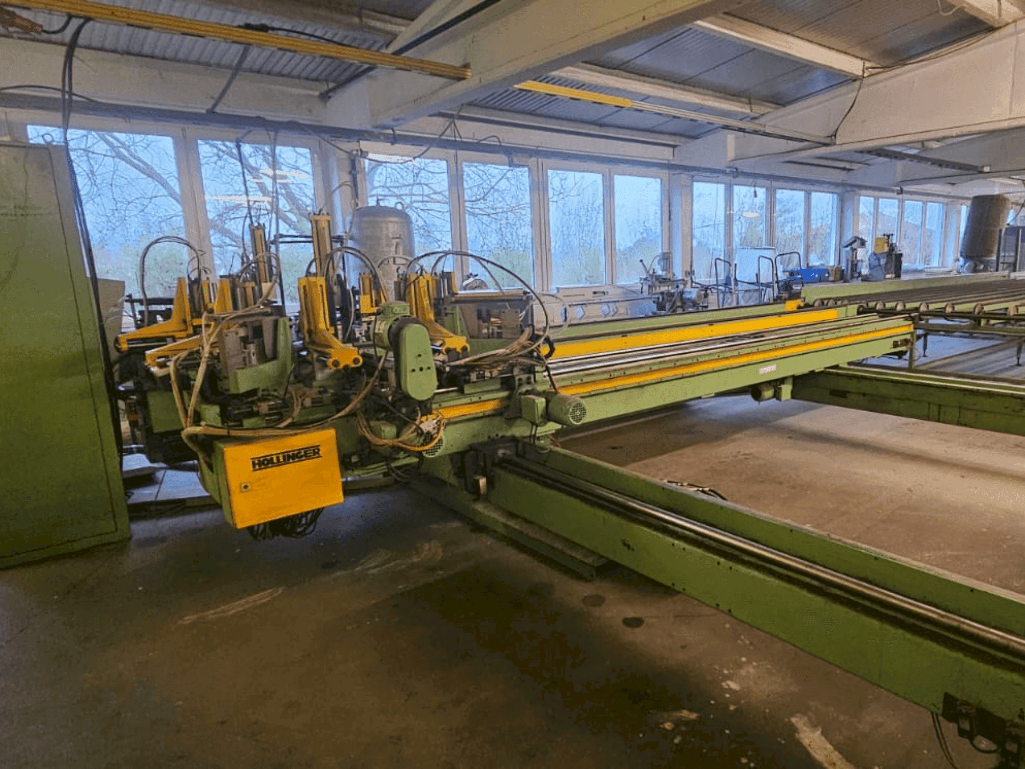 Vista frontale della macchina HOLLINGER MSE-II-EP-SB-300-450