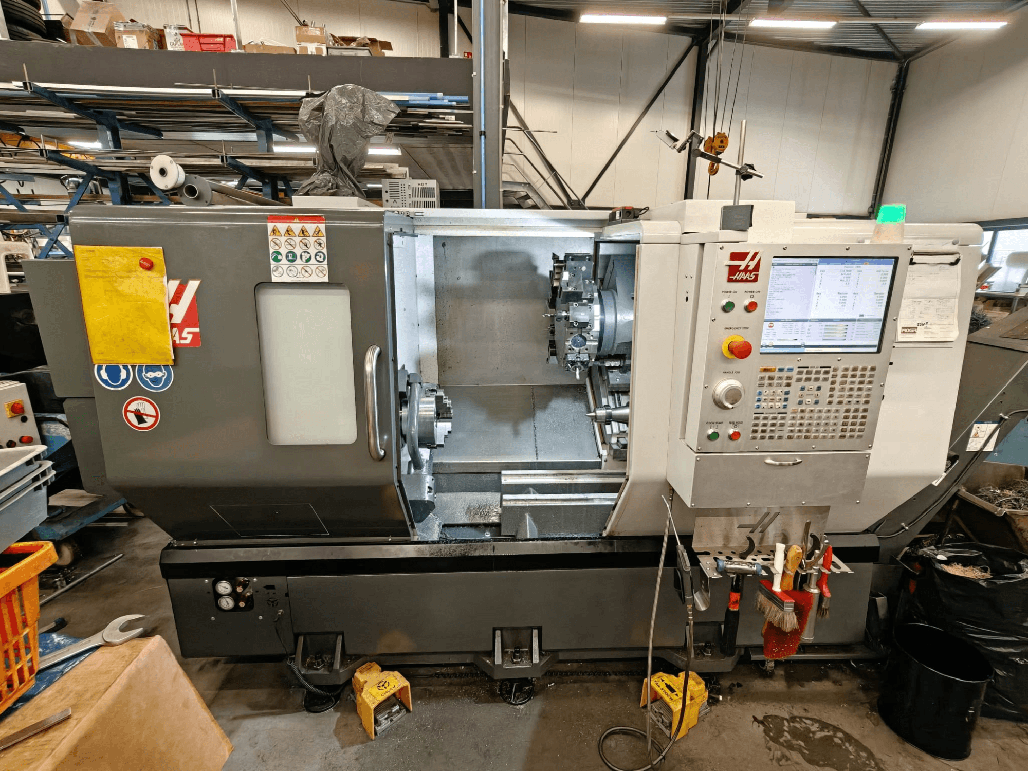 Tornio orizzontale HAAS ST-25Y, vista frontale, con pannello di controllo, magazzino utensili e configurazione operativa in officina.
