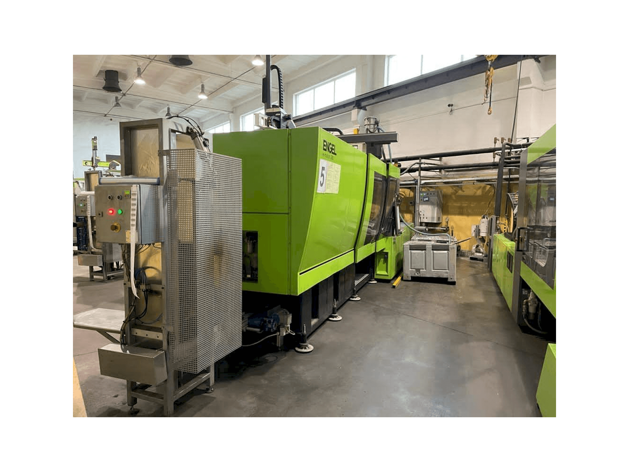 Vista frontale della macchina ENGEL e-motion 2440/380 T