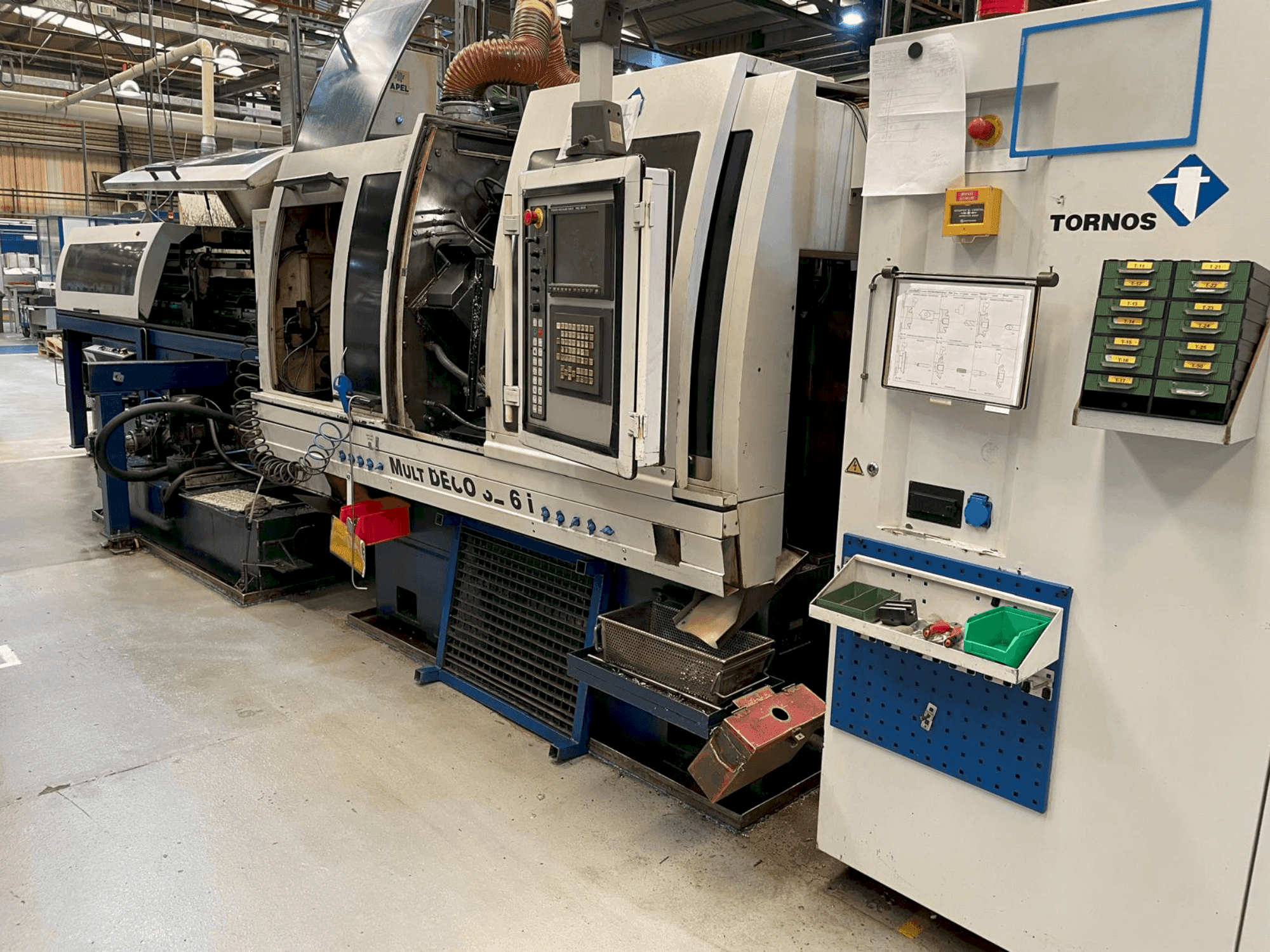 Vista frontale della macchina TORNOS MultiDeco 32/6i