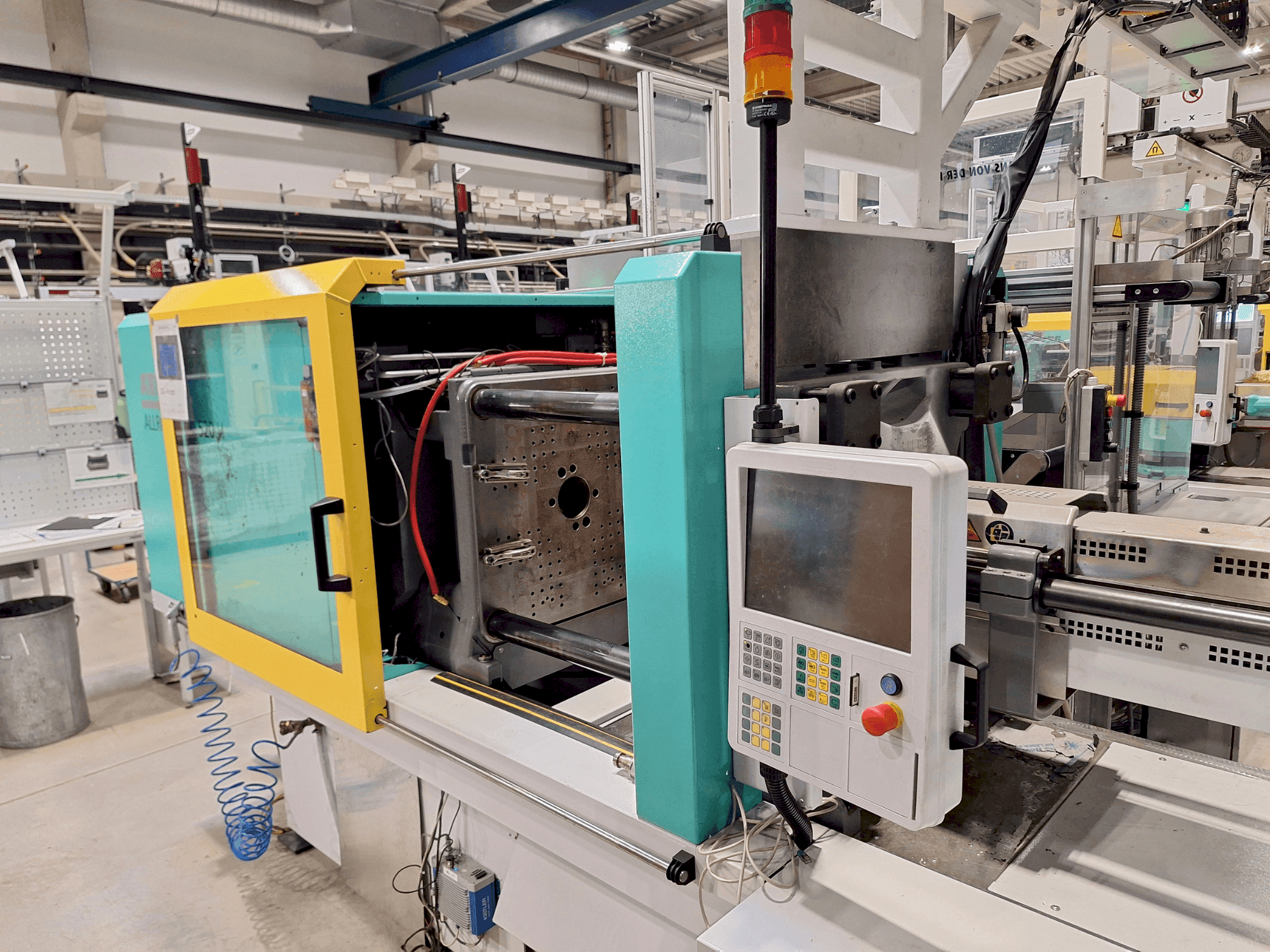 Vista frontale della macchina Arburg 520 H