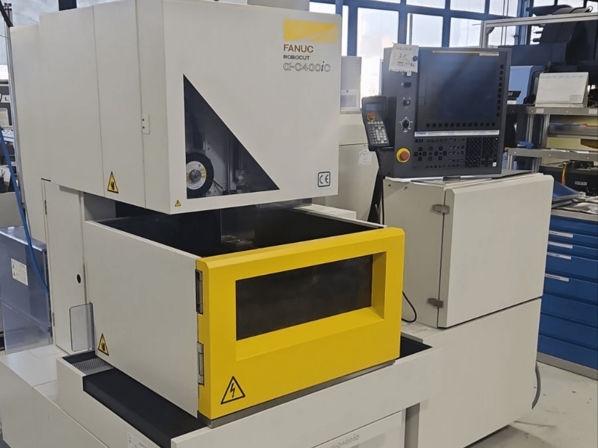 Macchina per elettroerosione a tuffo FANUC Robocut alpha-C400iC vista frontale, caratterizzata da una camera di lavorazione e da un pannello di controllo di colore giallo.
