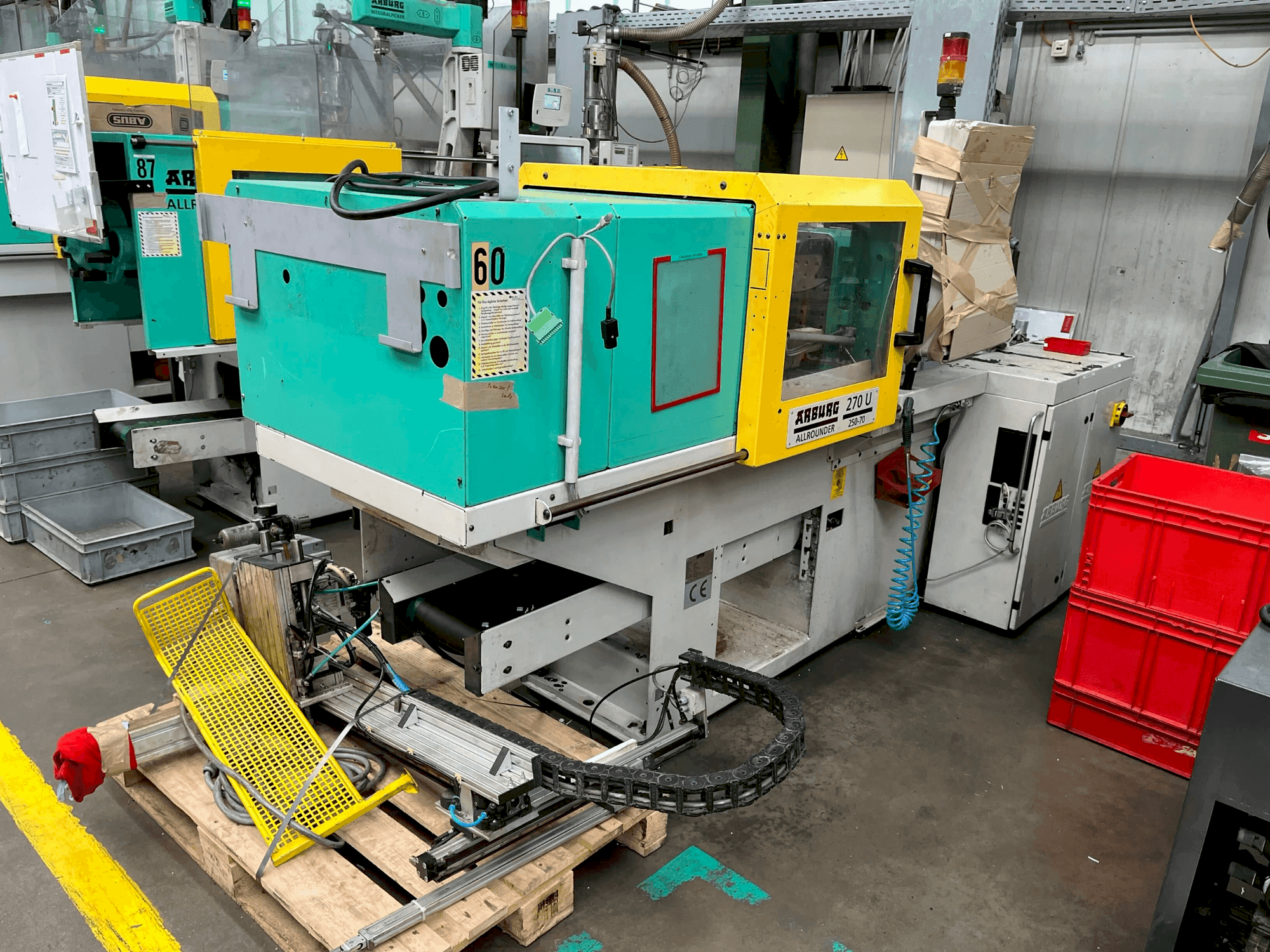 Vista frontale della macchina Arburg Allrounder 270-25U