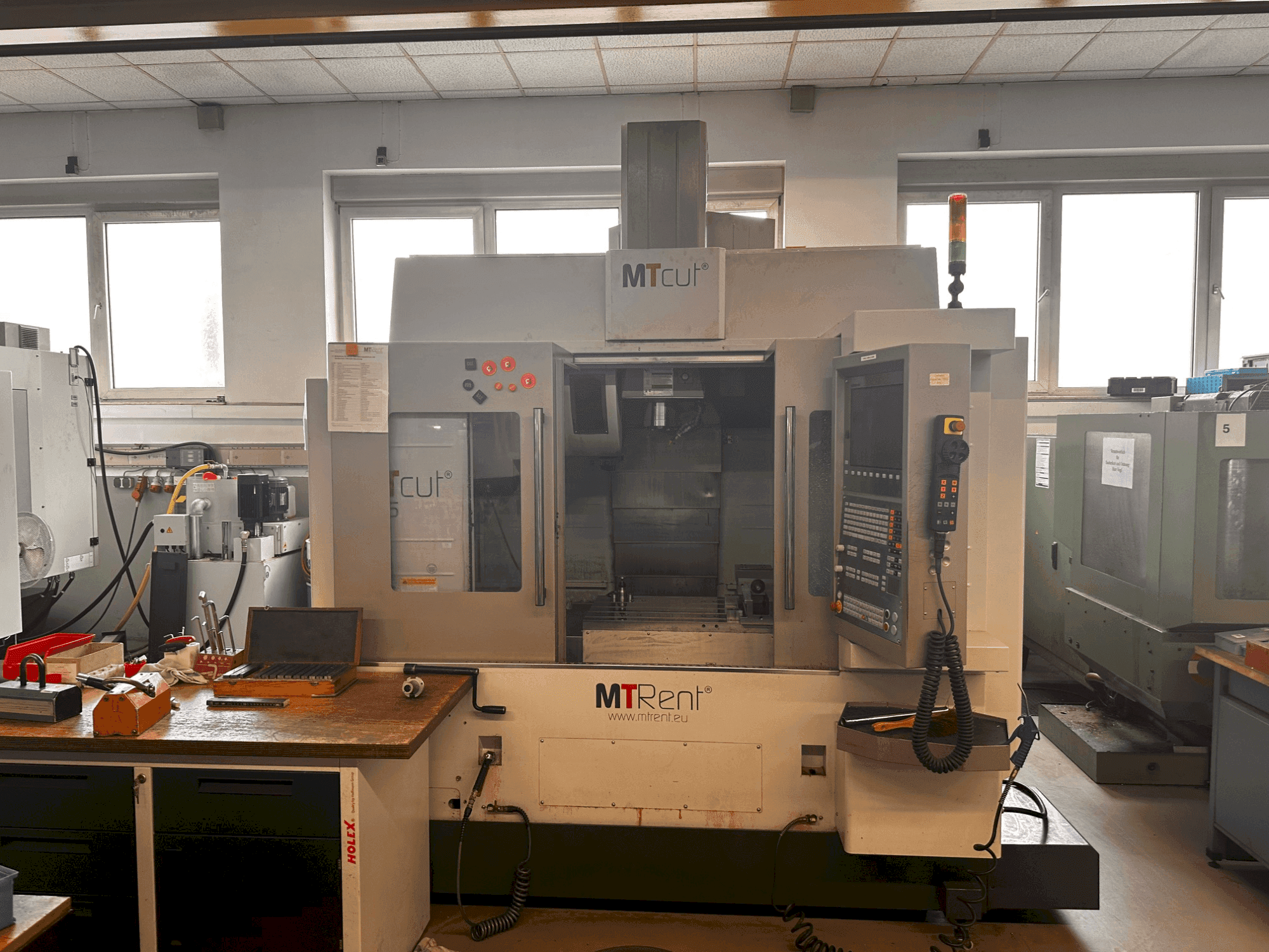 Vista frontale della macchina MTcut EVO V85