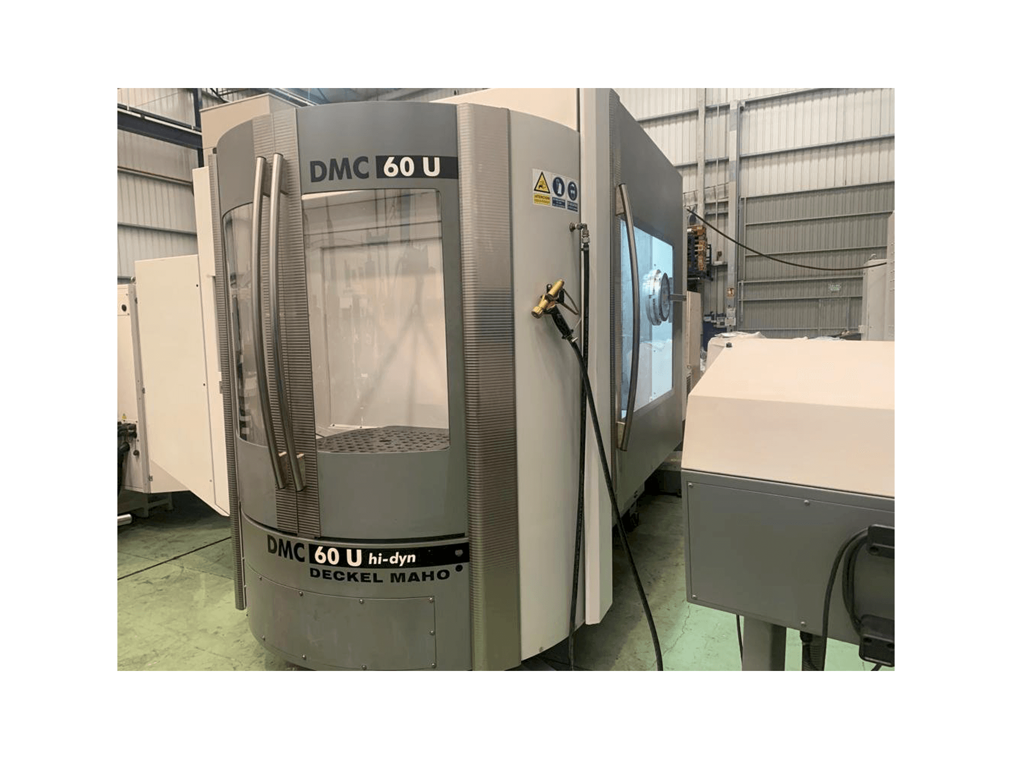Vista frontale della macchina DECKEL DMC 60 U hi-dyn