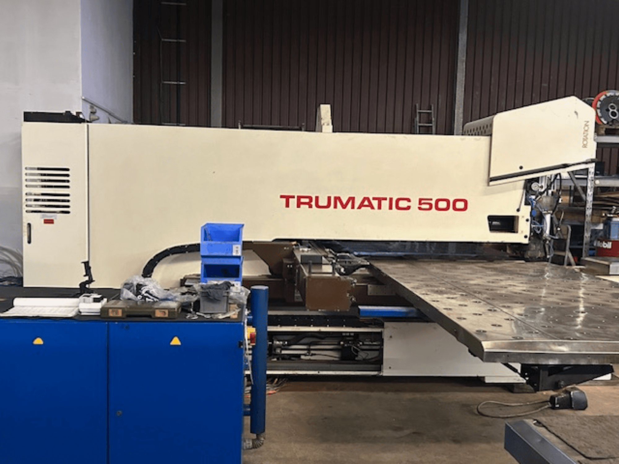 Punzonatrice TRUMPF TRUMATIC 500 CNC, vista frontale, con pannello di controllo e ampio piano di lavoro con superficie perforata.