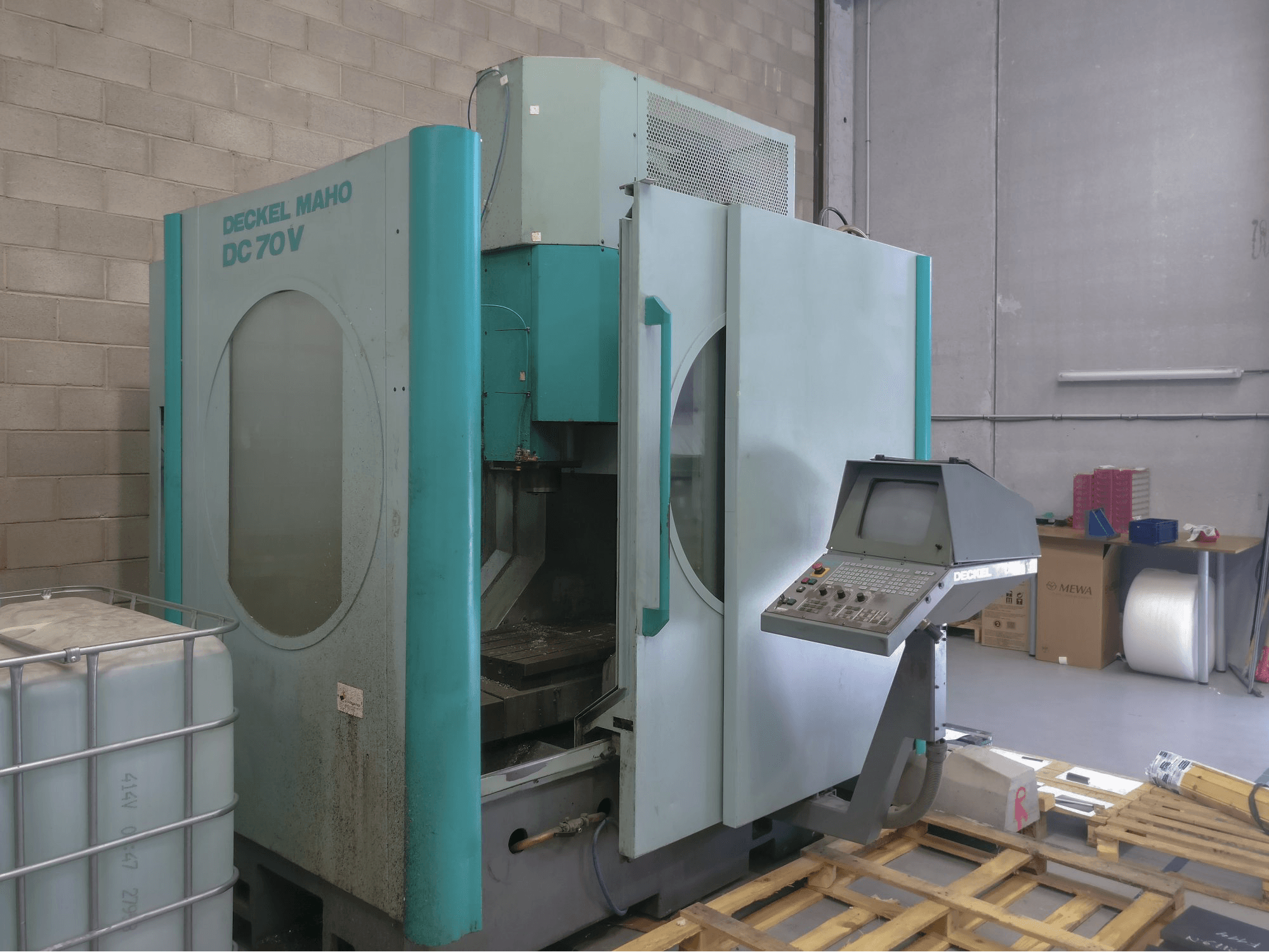 Vista frontale della macchina Deckel Maho Gildemeister DC 70 V