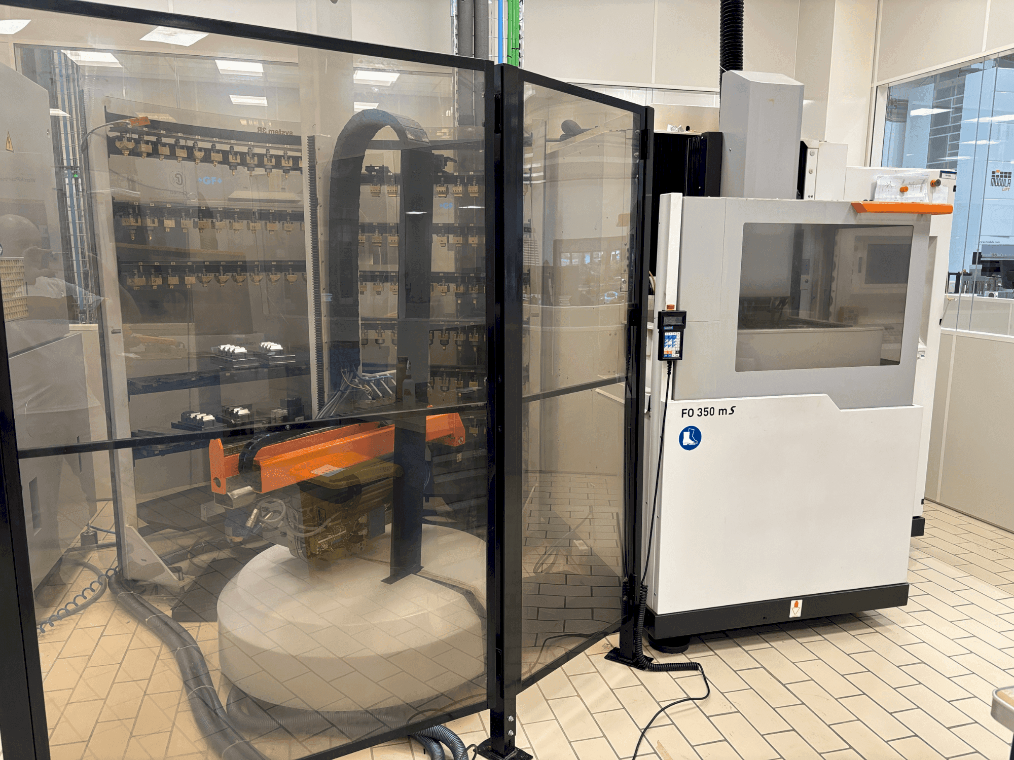 Vista frontale della macchina CHARMILLES ROBOFORM 350