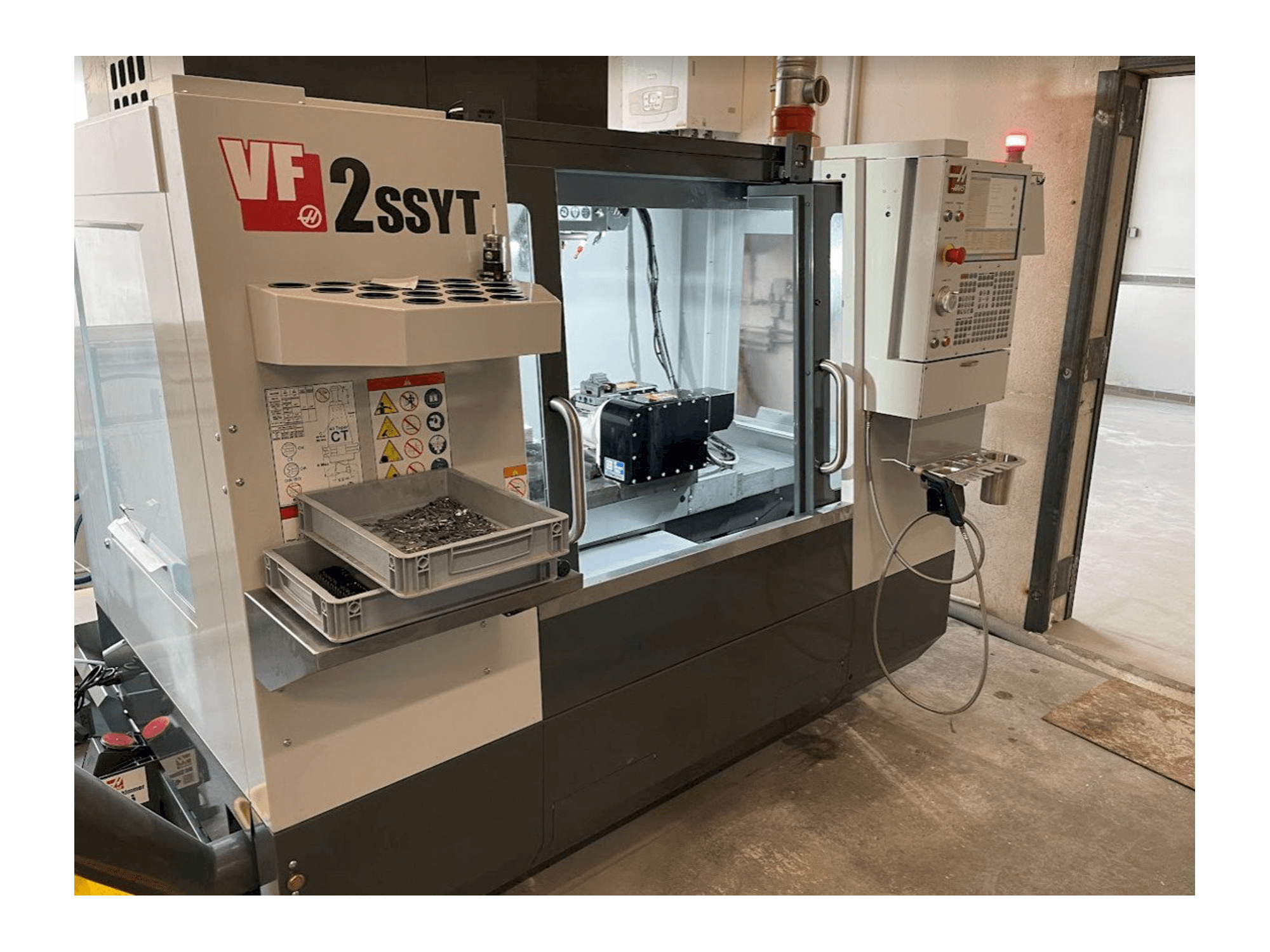 Vista frontale della macchina HAAS VF-2SSYT