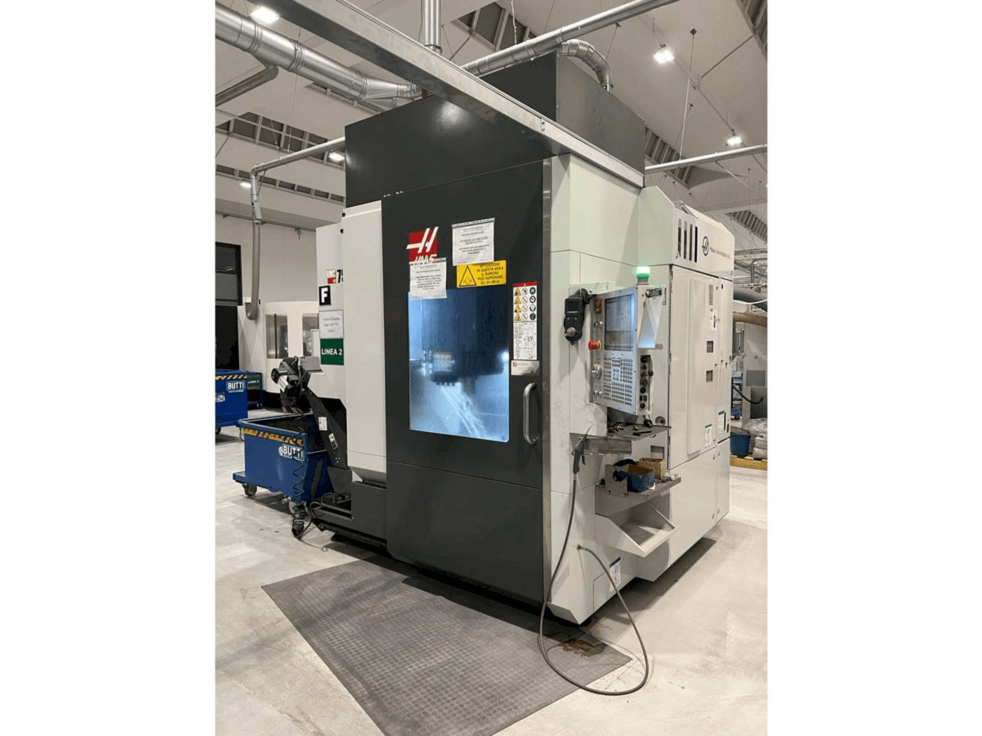 Vista frontale della macchina HAAS UMC 750SS