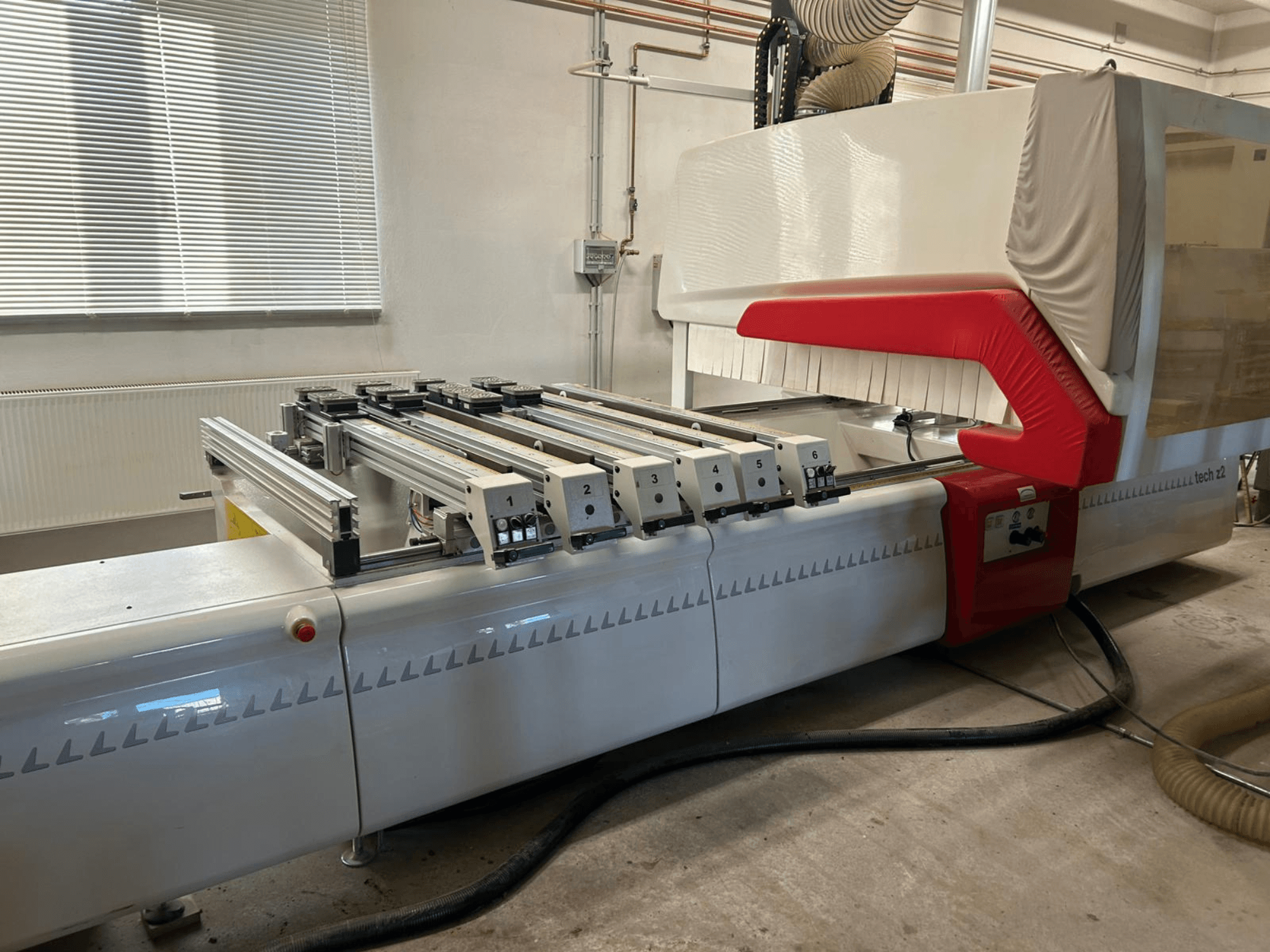 Alesatrice per legno SCM TECH Z2-27-C, vista laterale, con pannello di controllo e guide, con elementi di design rossi e bianchi.