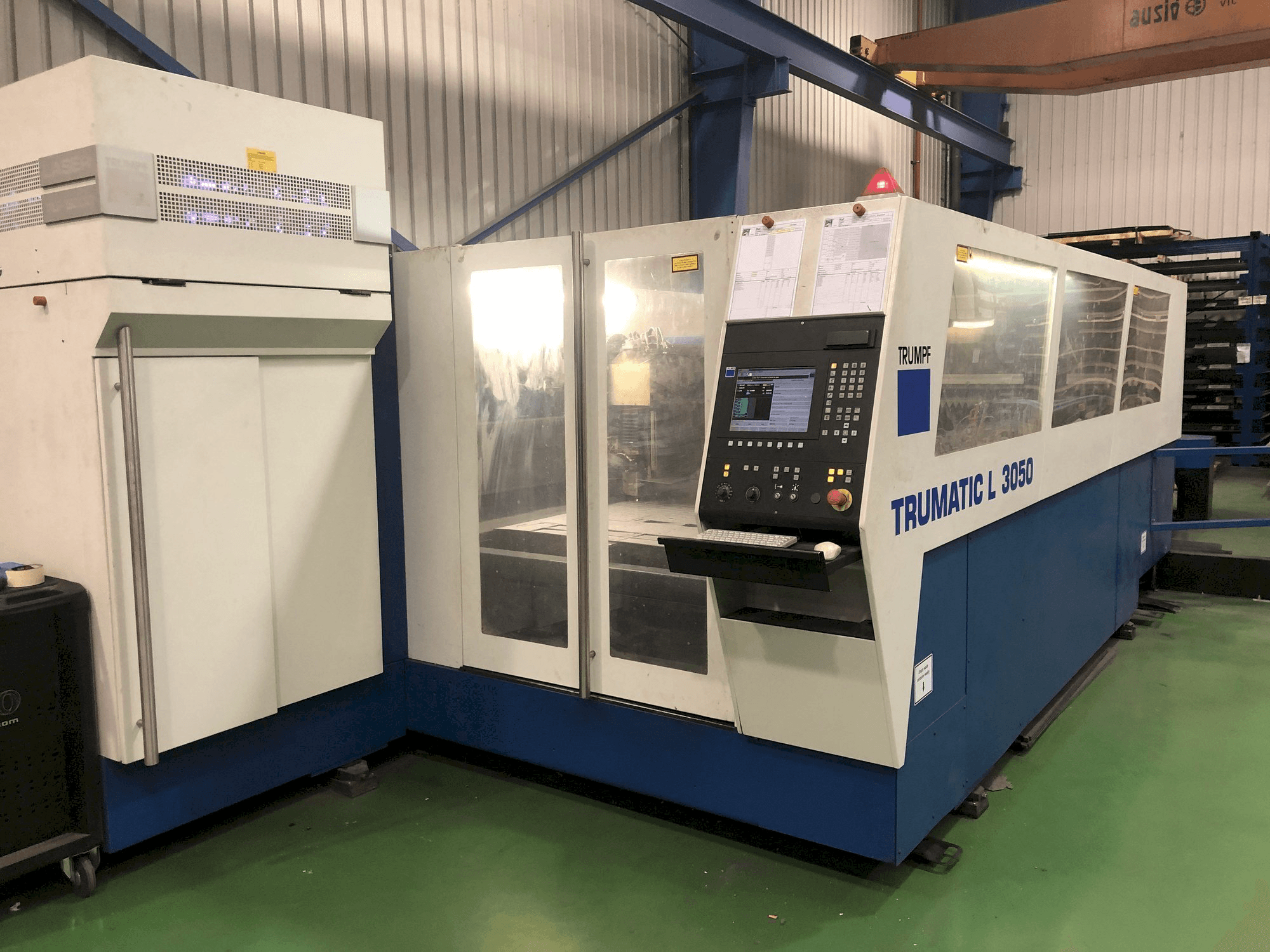 Vista frontale della macchina Trumpf Trumatic L3050