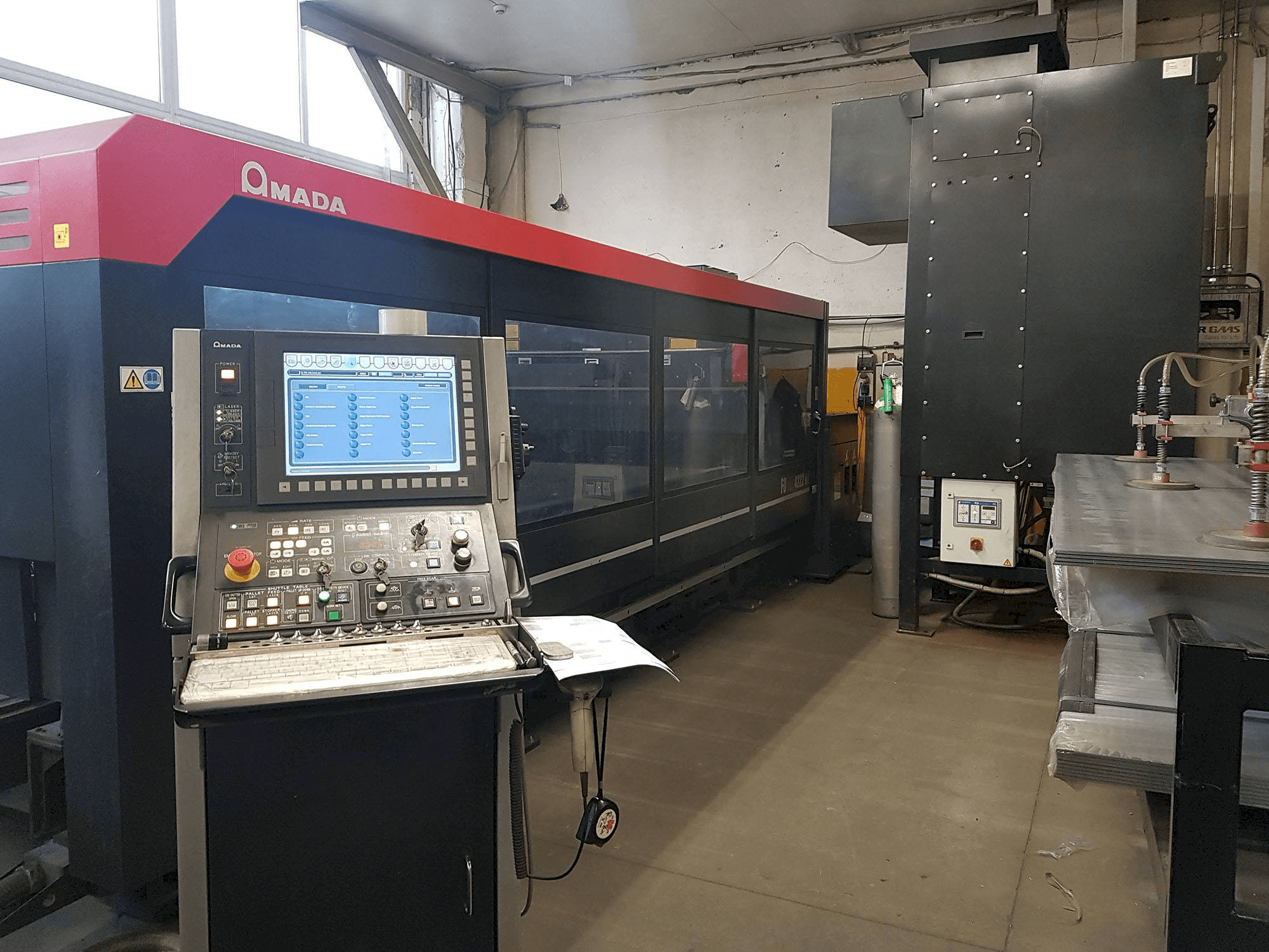 Vista frontale della macchina AMADA FOM2 4222NT