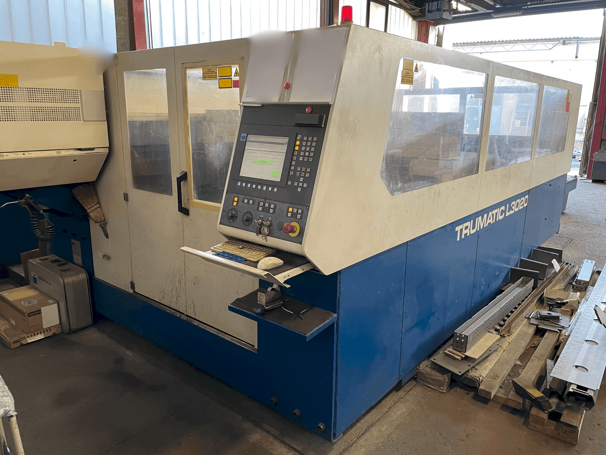 Vista frontale della macchina TRUMPF Trumatic TC L3020