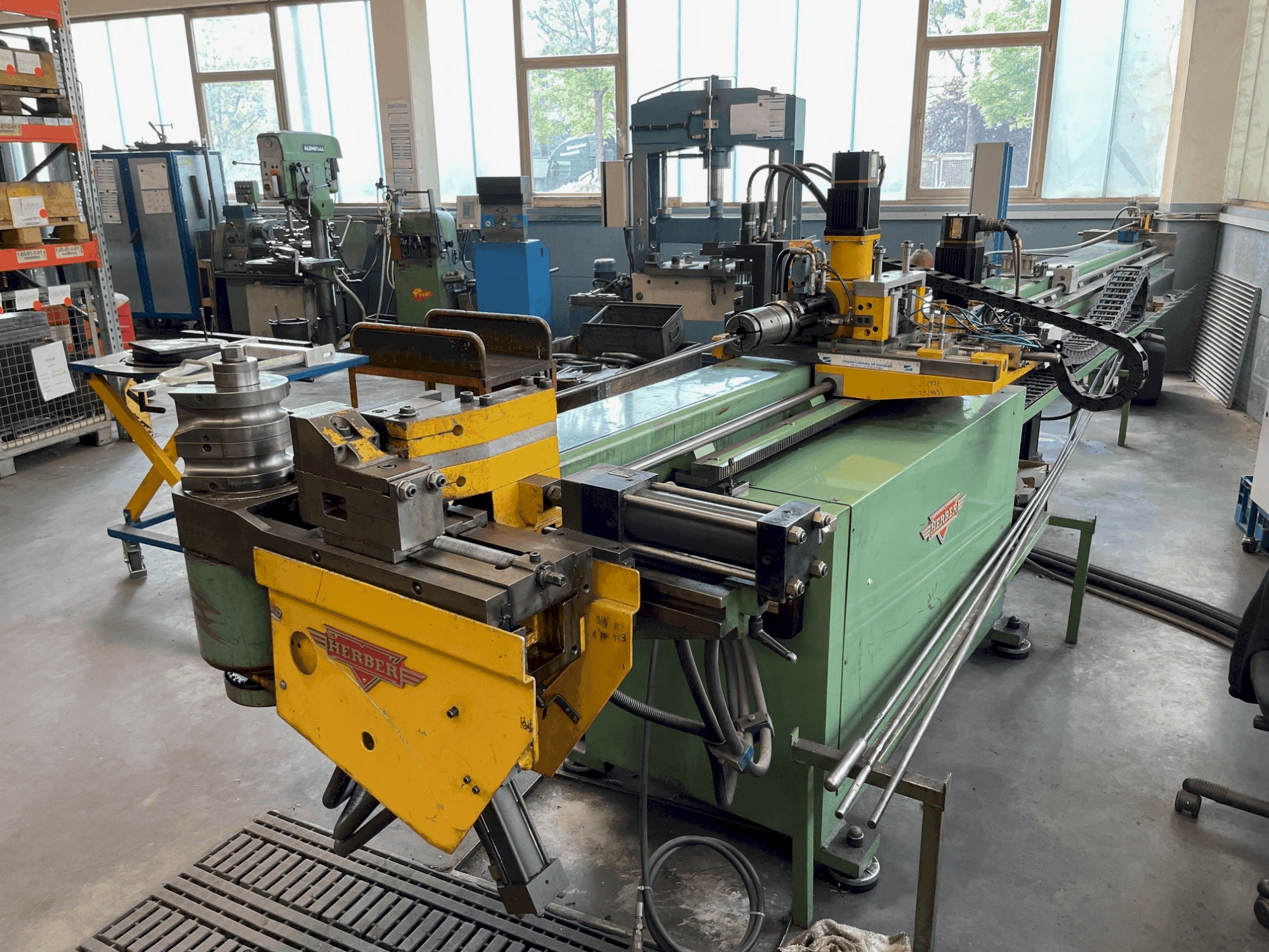 Vista frontale della macchina HERBER 42 CNC