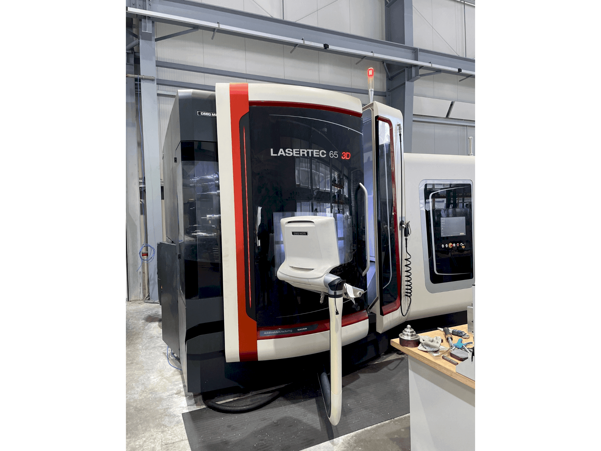 Vista frontale della macchina DMG MORI LASERTEC 65 3D Hybrid