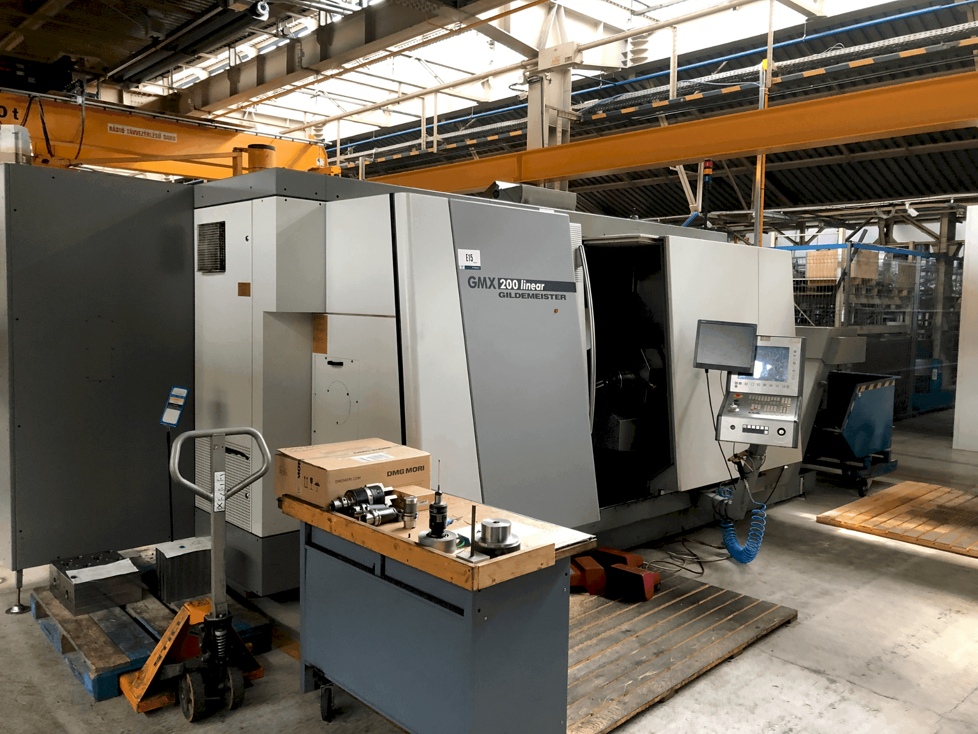 Vista frontale della macchina DMG MORI GMX 200 Linear (2004)