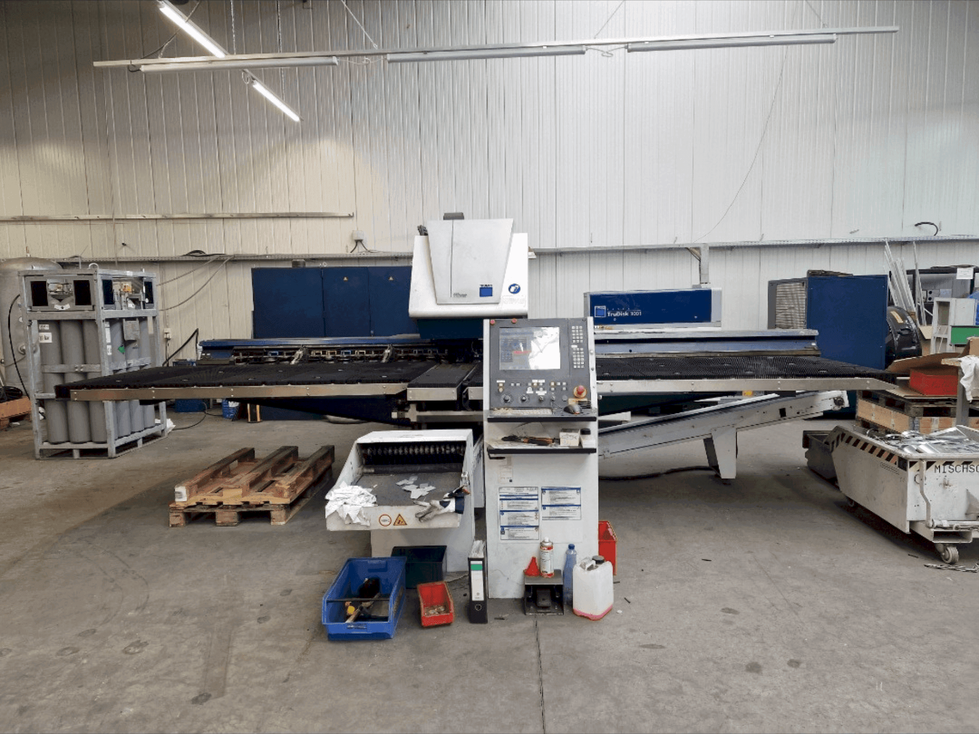 Vista frontale della macchina TRUMPF TruMatic 3000 Fiber