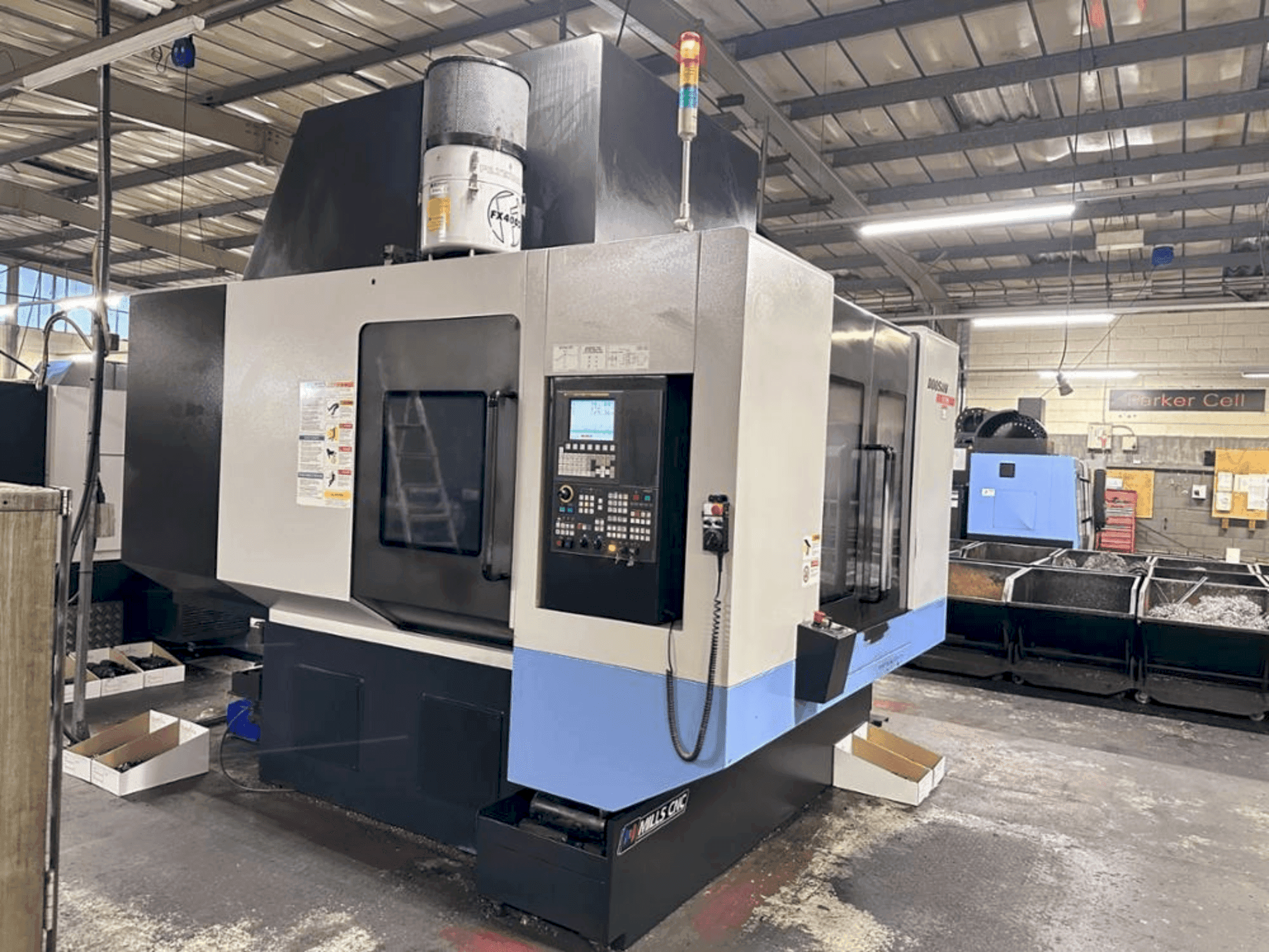 Vista frontale della macchina DOOSAN VC 510
