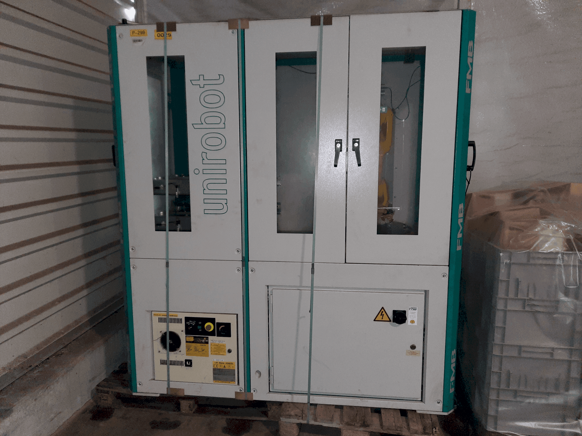 Vista frontale della macchina FANUC R30-iB Mate A05B-2651-B011