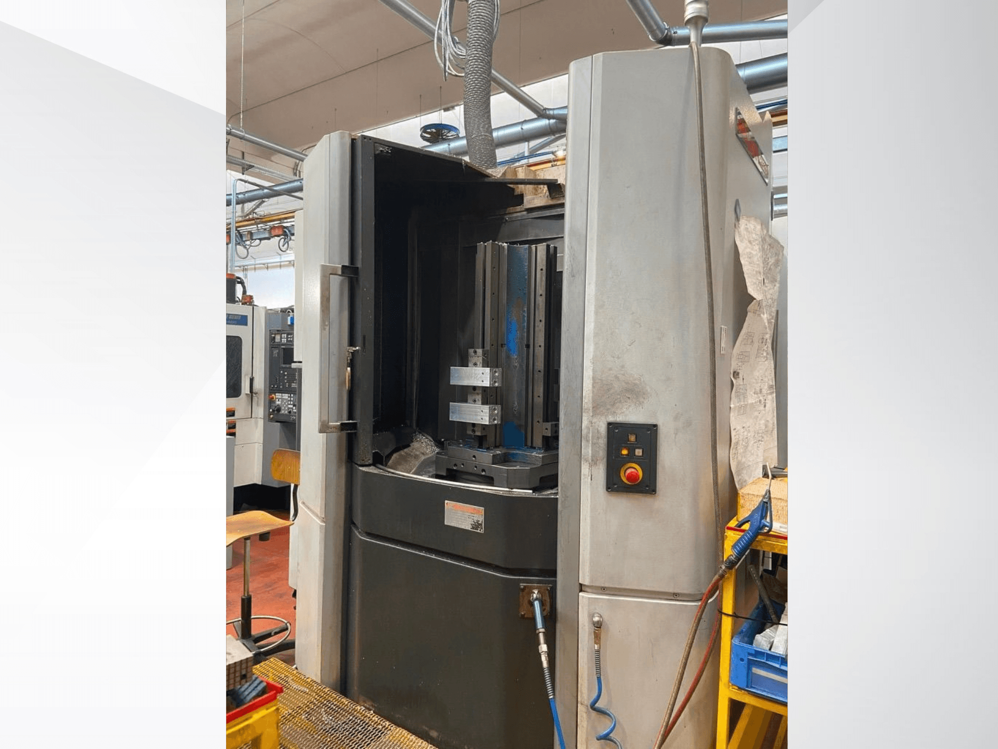 Centro di lavorazione orizzontale MORI SEIKI NHX 5000, vista frontale con porta aperta, portautensili e pannello di controllo.