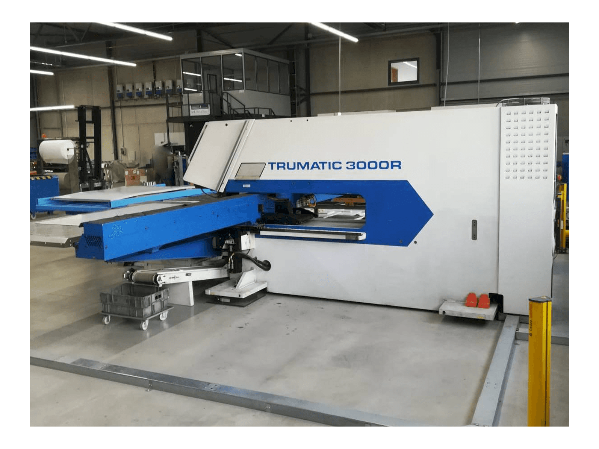 Vista frontale della macchina Trumpf Trumatic 3000R
