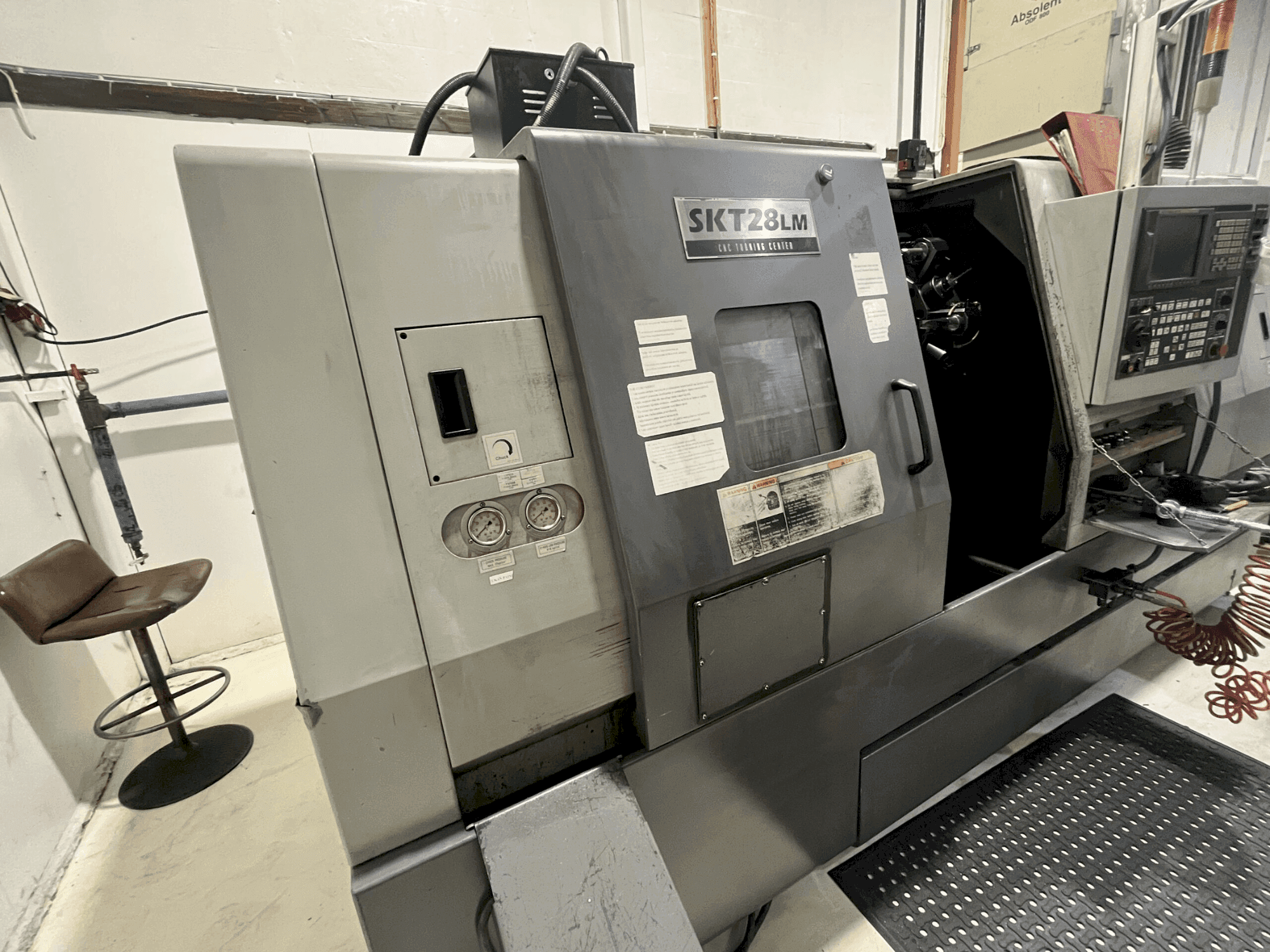 Vista frontale della macchina Hyundai Kia SKT 28 LM